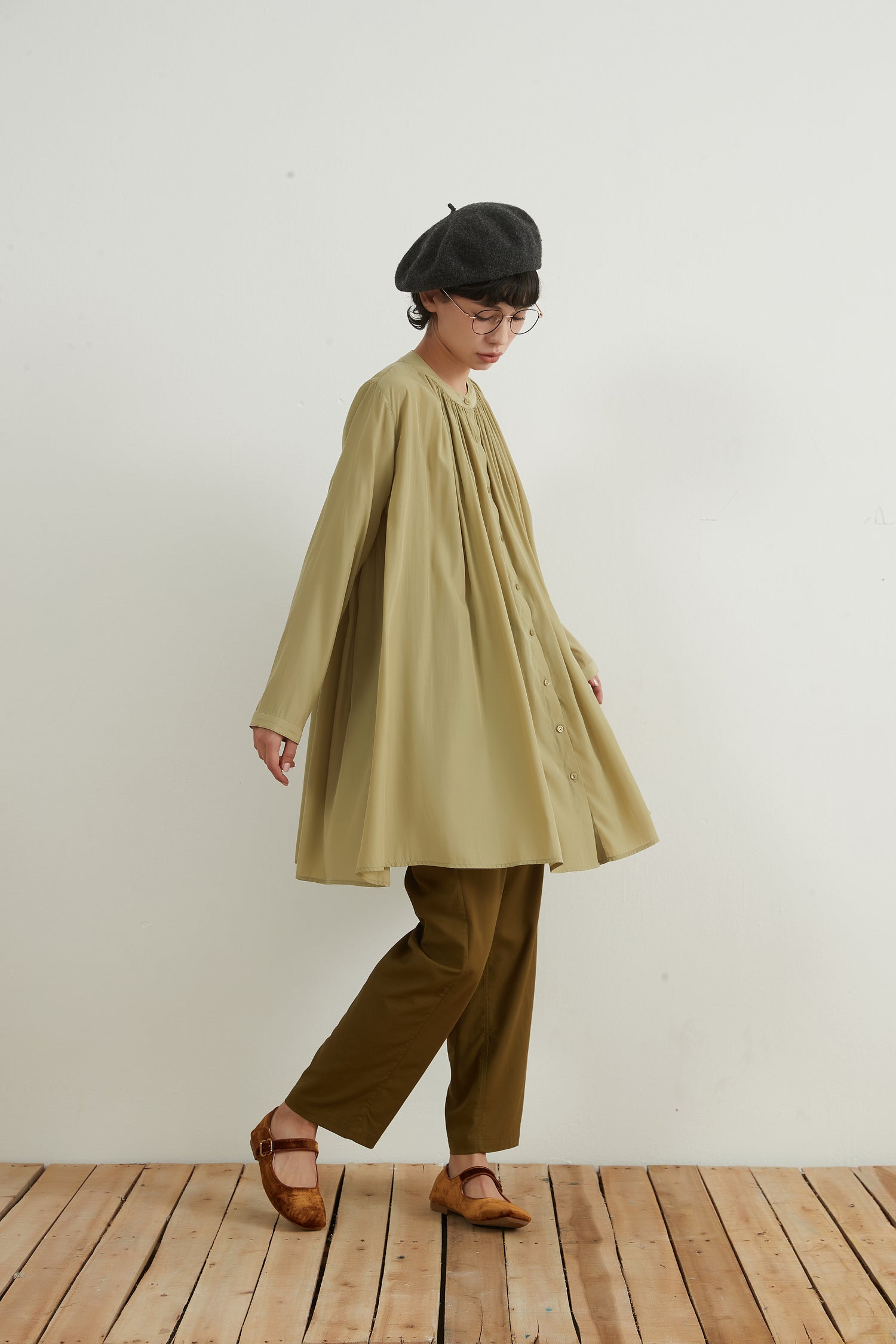 Relaxed gather blouse wide hem