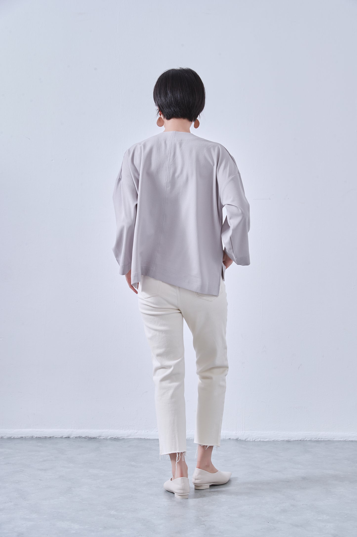 KNNT363・Vネック・センターシーム・長袖ミニマル・シンプルトップ・Clean Style・秋冬プルオーバー