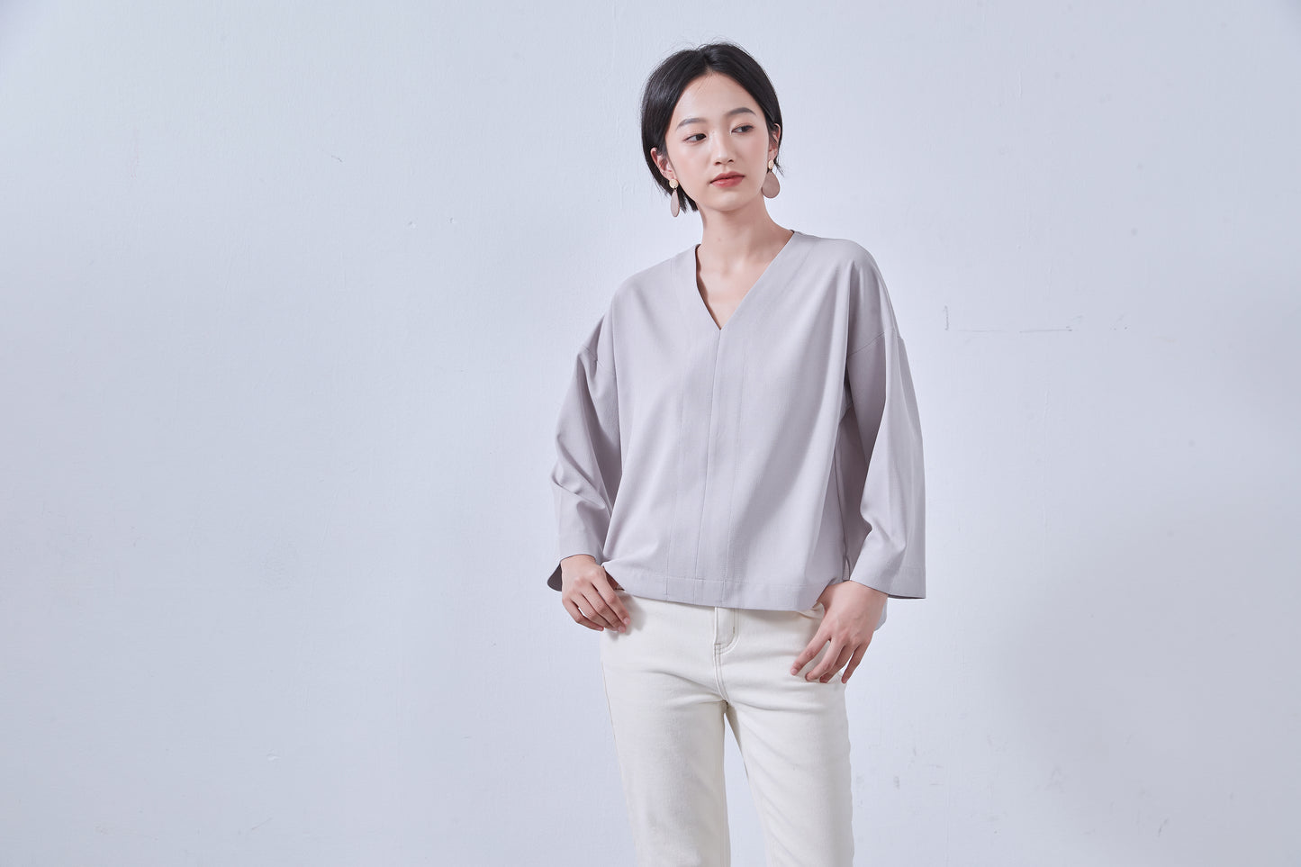 KNNT363・Vネック・センターシーム・長袖ミニマル・シンプルトップ・Clean Style・秋冬プルオーバー