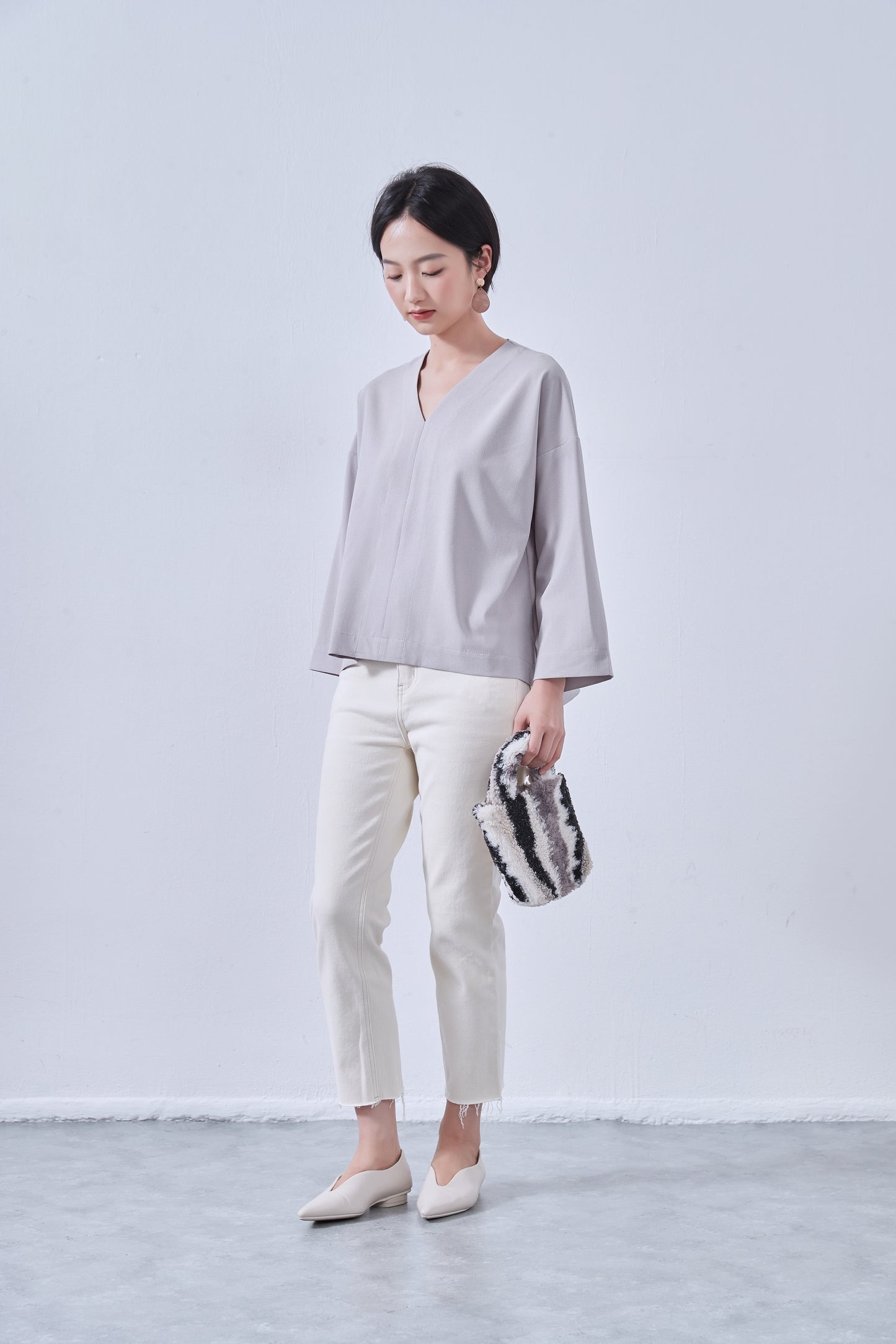 KNNT363・Vネック・センターシーム・長袖ミニマル・シンプルトップ・Clean Style・秋冬プルオーバー