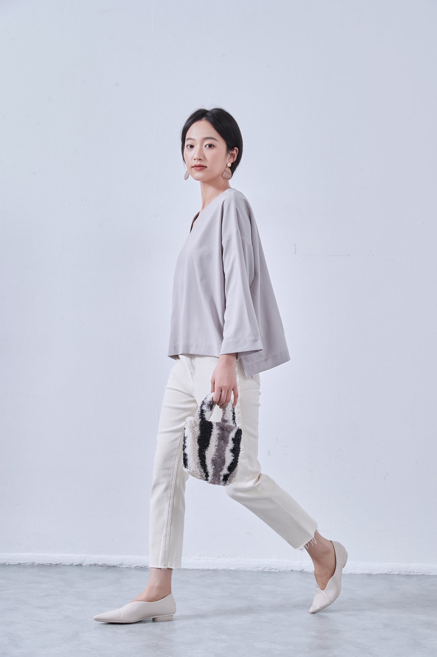 KNNT363・Vネック・センターシーム・長袖ミニマル・シンプルトップ・Clean Style・秋冬プルオーバー