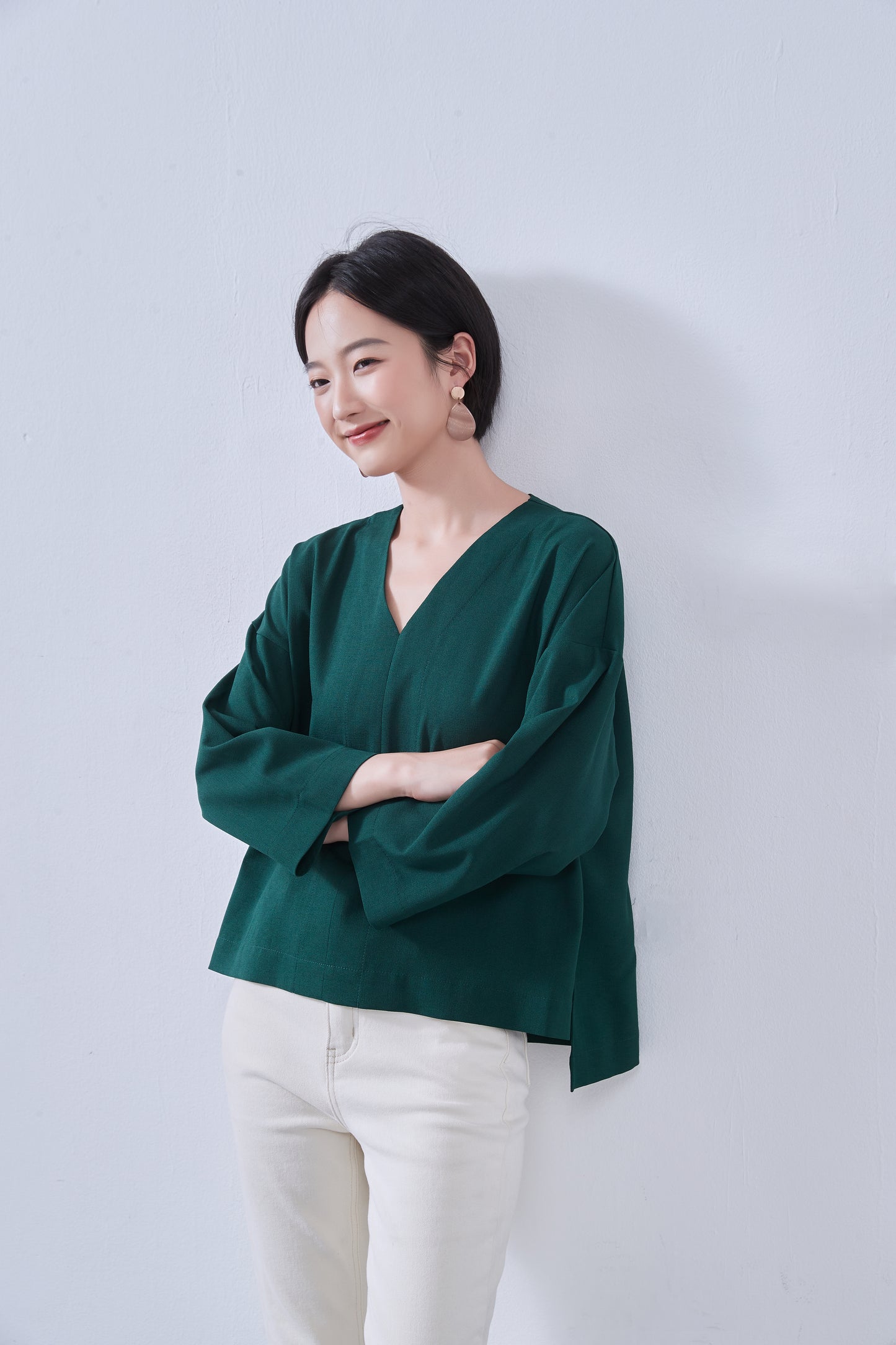 KNNT363・Vネック・センターシーム・長袖ミニマル・シンプルトップ・Clean Style・秋冬プルオーバー