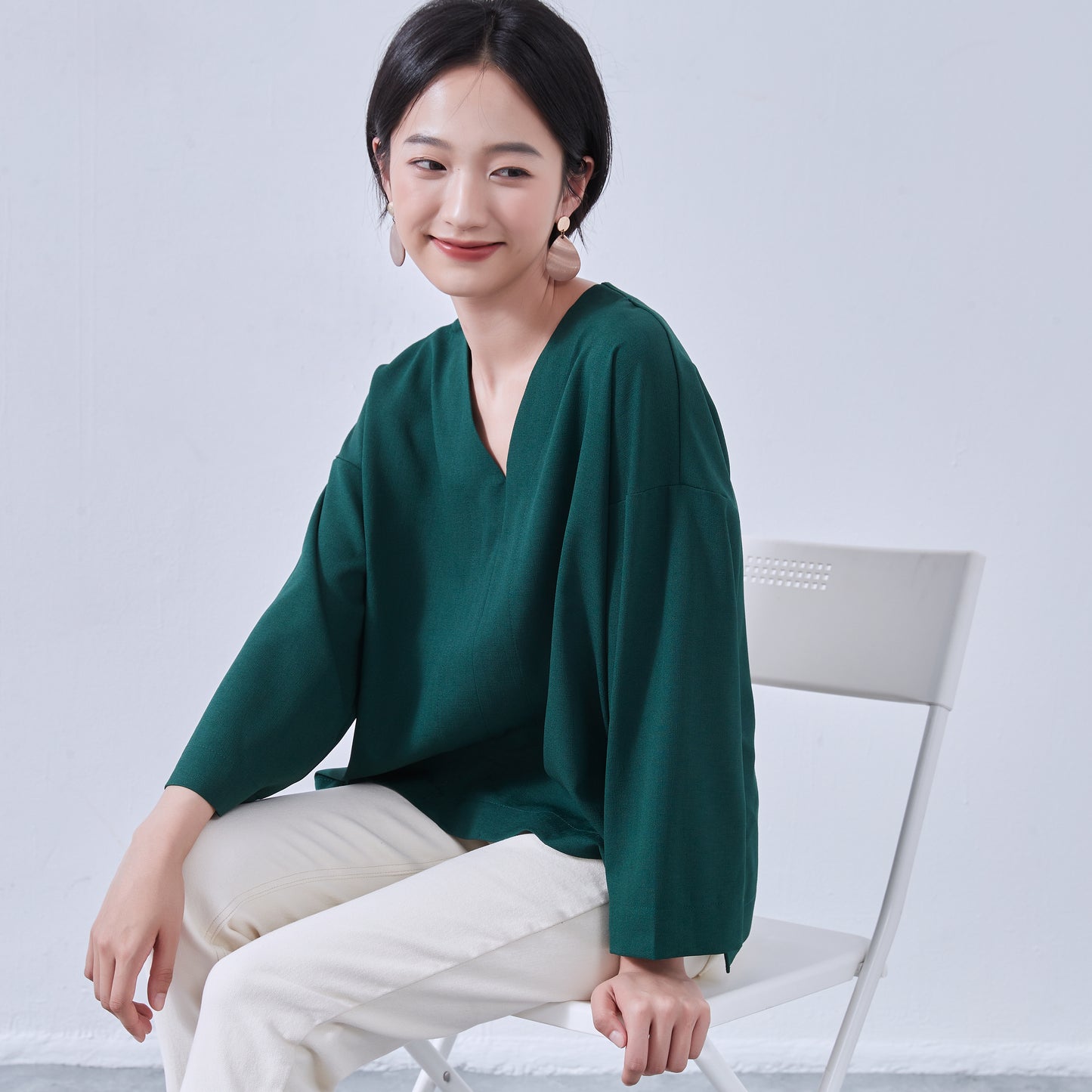 KNNT363・Vネック・センターシーム・長袖ミニマル・シンプルトップ・Clean Style・秋冬プルオーバー