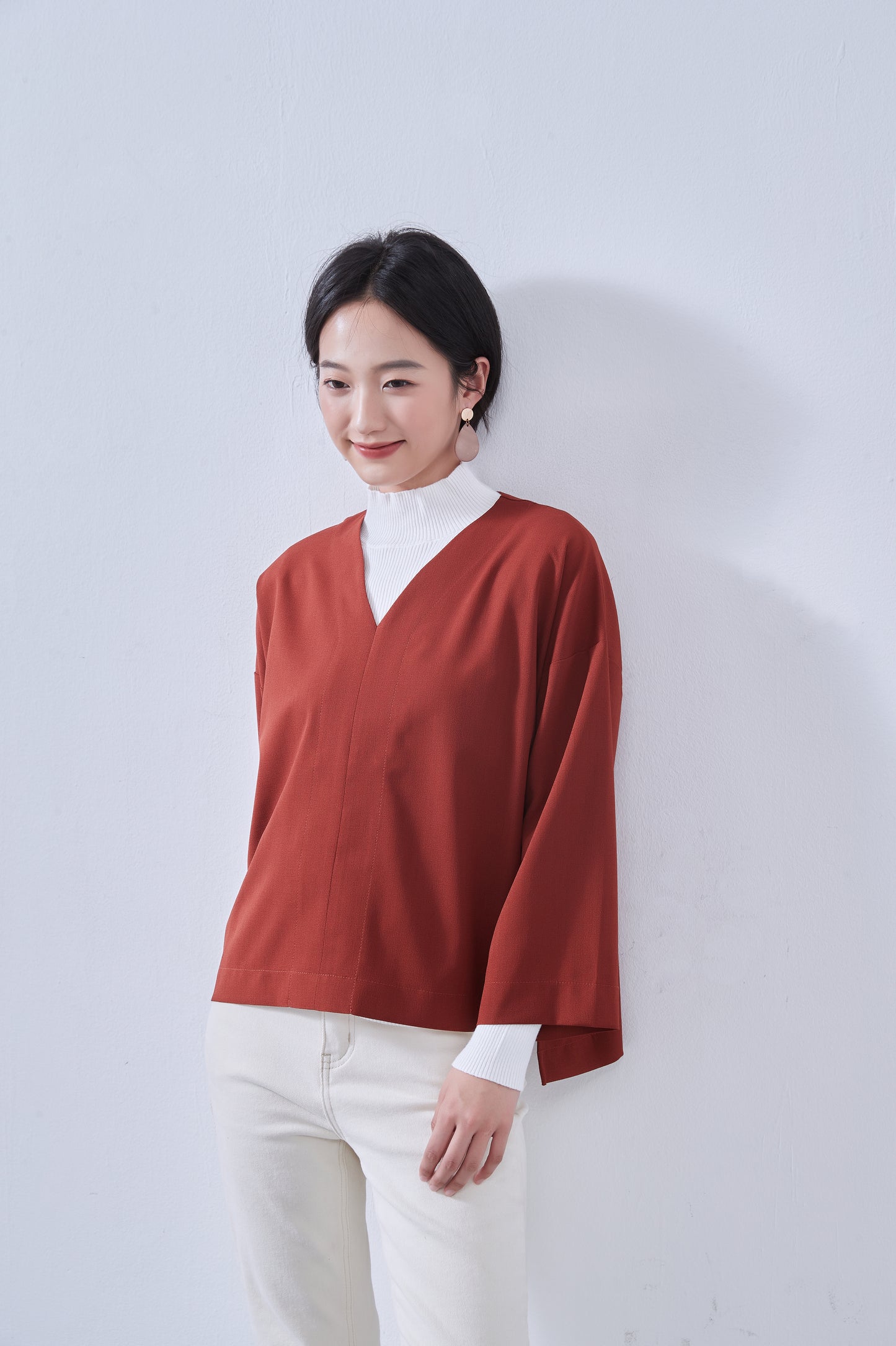 KNNT363・Vネック・センターシーム・長袖ミニマル・シンプルトップ・Clean Style・秋冬プルオーバー