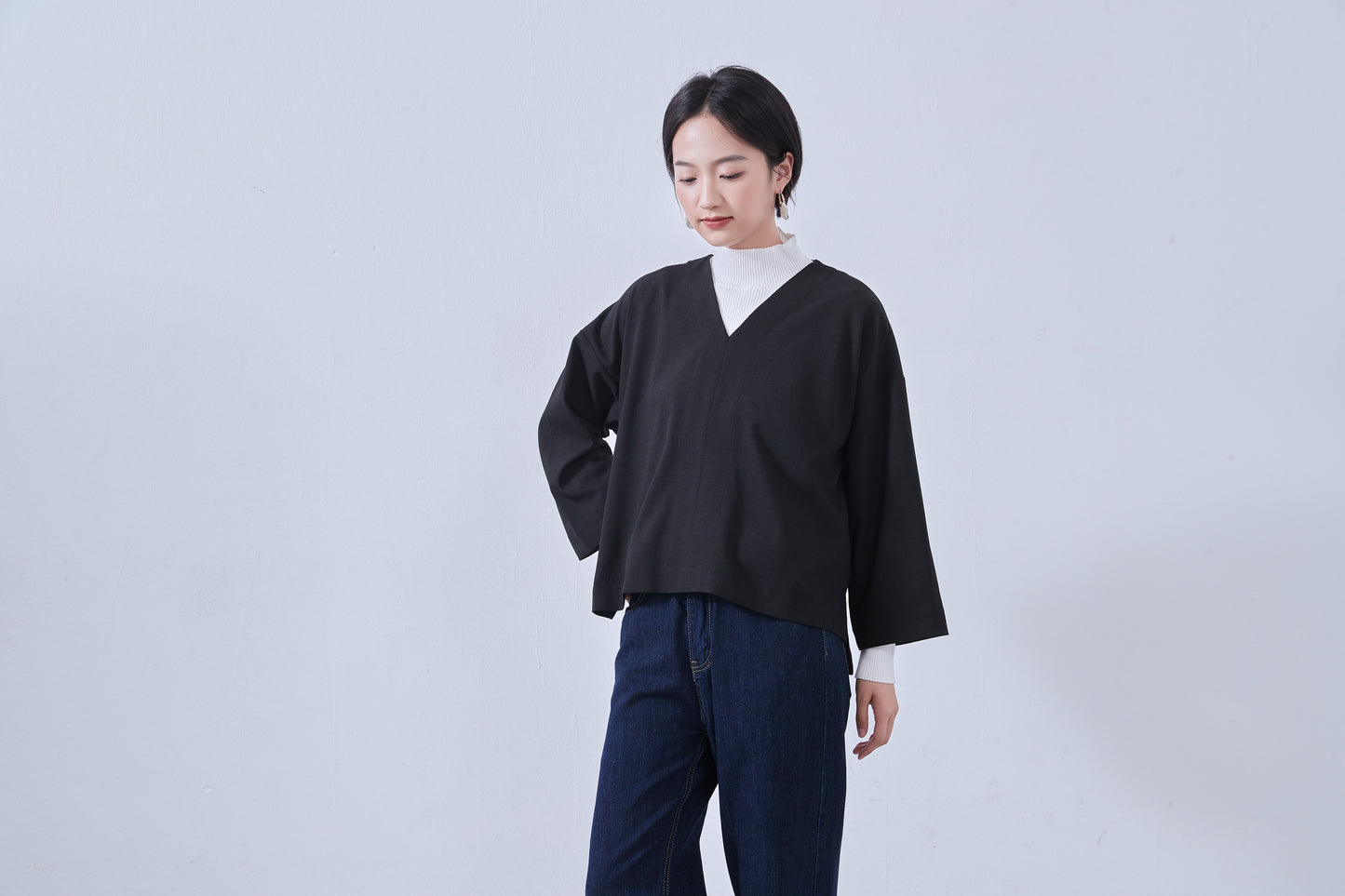 KNNT363・Vネック・センターシーム・長袖ミニマル・シンプルトップ・Clean Style・秋冬プルオーバー