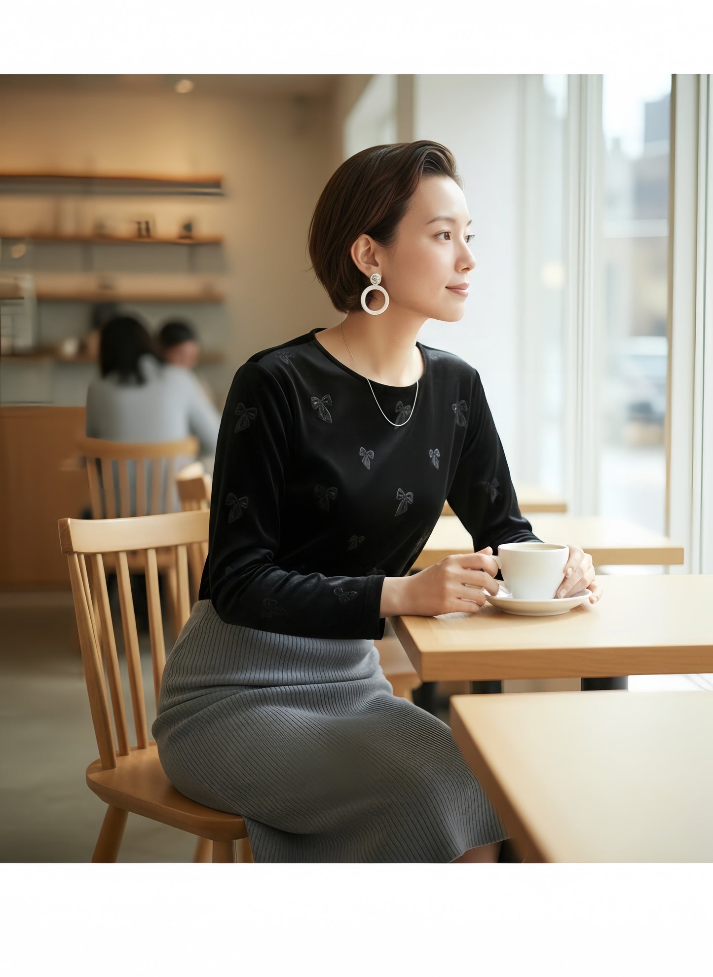 KNR666・ベロアリボン柄立体プリント長袖Tシャツ・エレガントな艶感トロミタッチストレッチ性素材