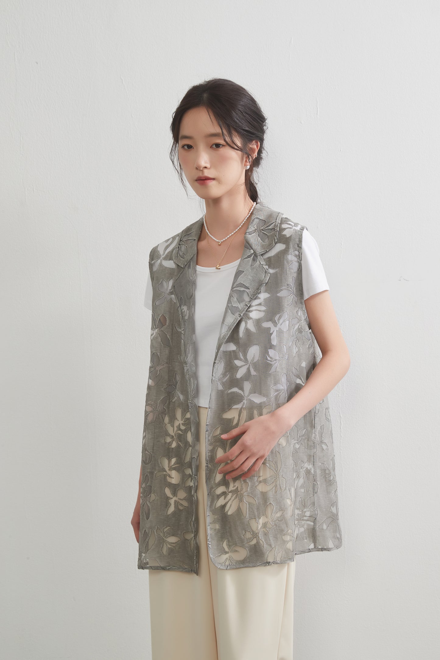 KNGV603-花柄のオパール加工素材・軽やかシアー感・襟付きベスト