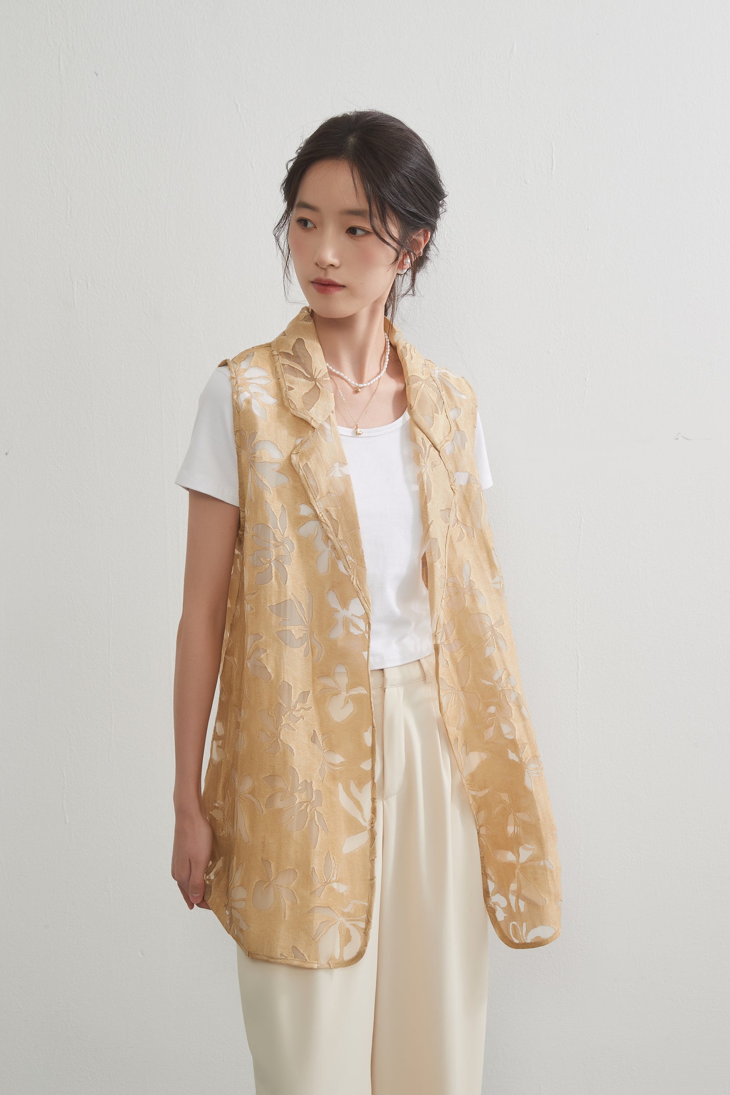 KNGV603-花柄のオパール加工素材・軽やかシアー感・襟付きベスト