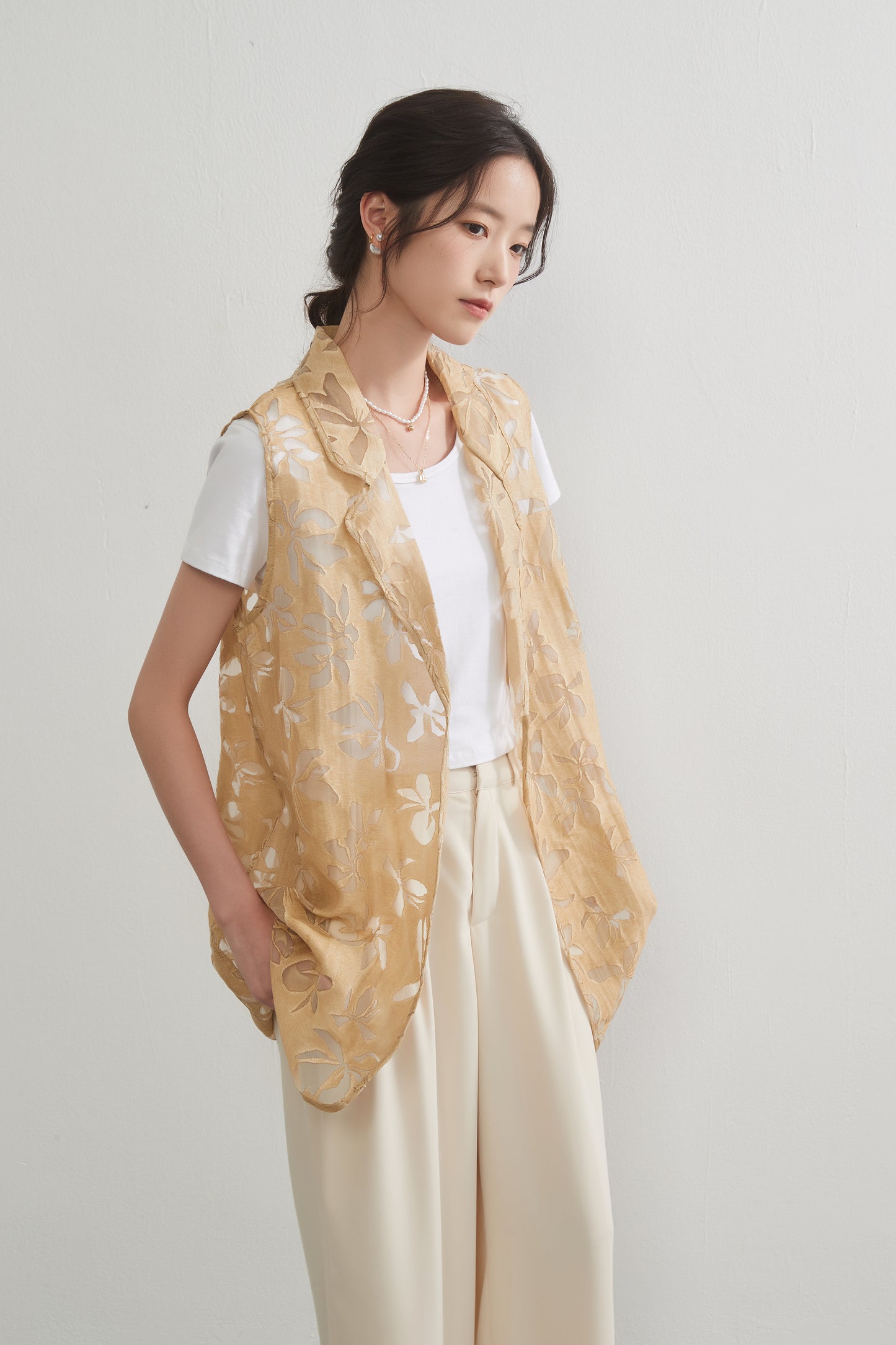 KNGV603-花柄のオパール加工素材・軽やかシアー感・襟付きベスト