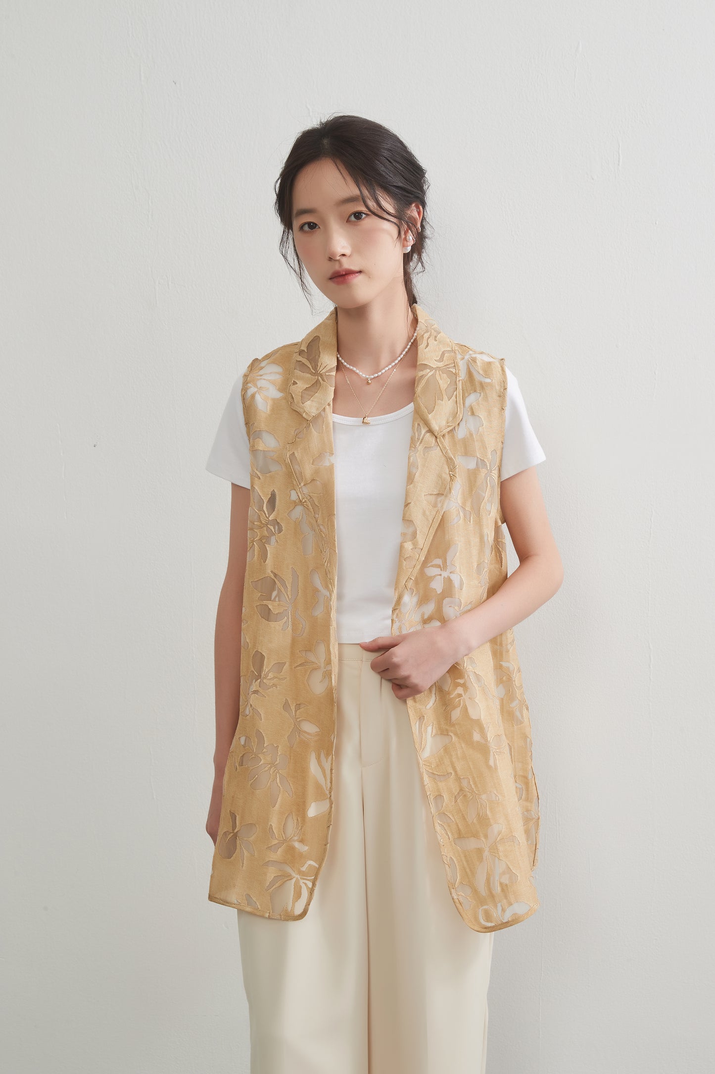 KNGV603-花柄のオパール加工素材・軽やかシアー感・襟付きベスト