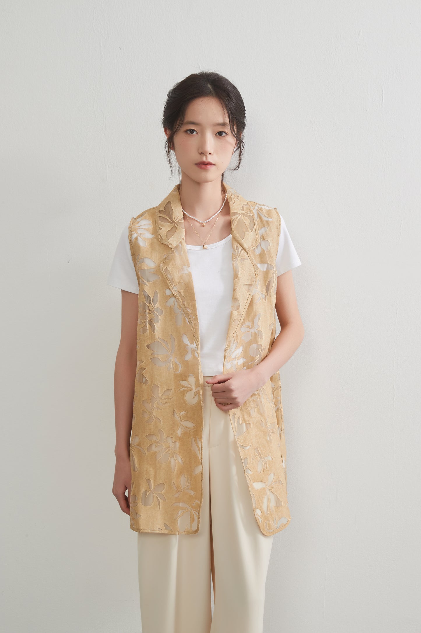KNGV603-花柄のオパール加工素材・軽やかシアー感・襟付きベスト