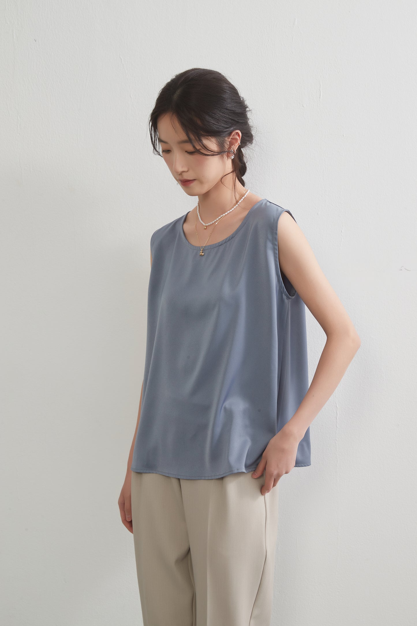 KNGU602-オパールシアー素材軽量ジャケットと艶タンクトップのアンサンブル