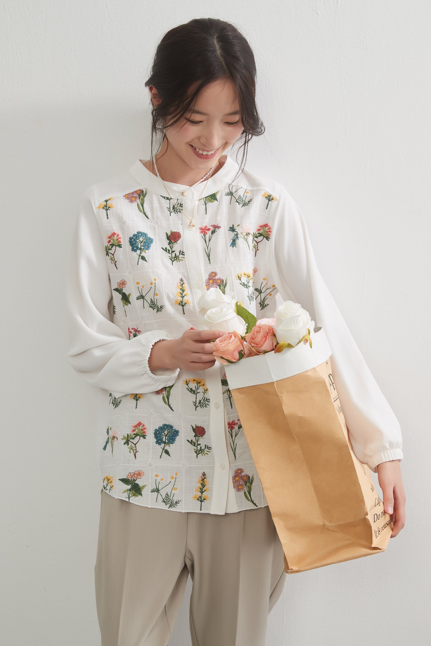 KNGC601-フローラルガーデン花柄刺繍長袖ブラウス