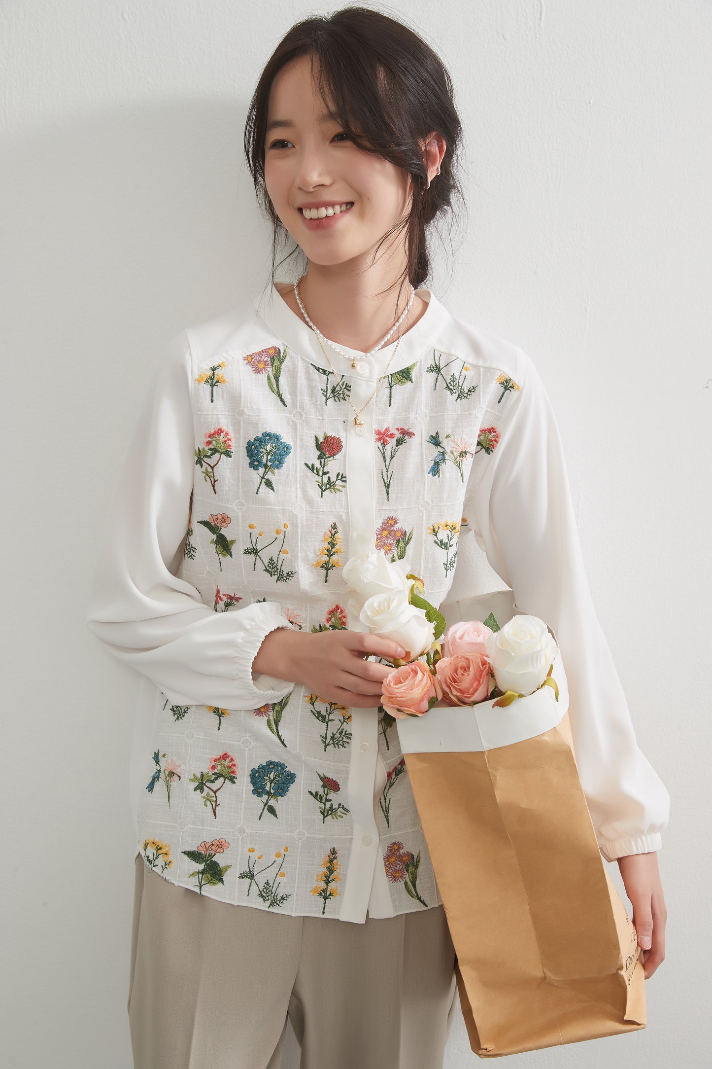 KNGC601-フローラルガーデン花柄刺繍長袖ブラウス