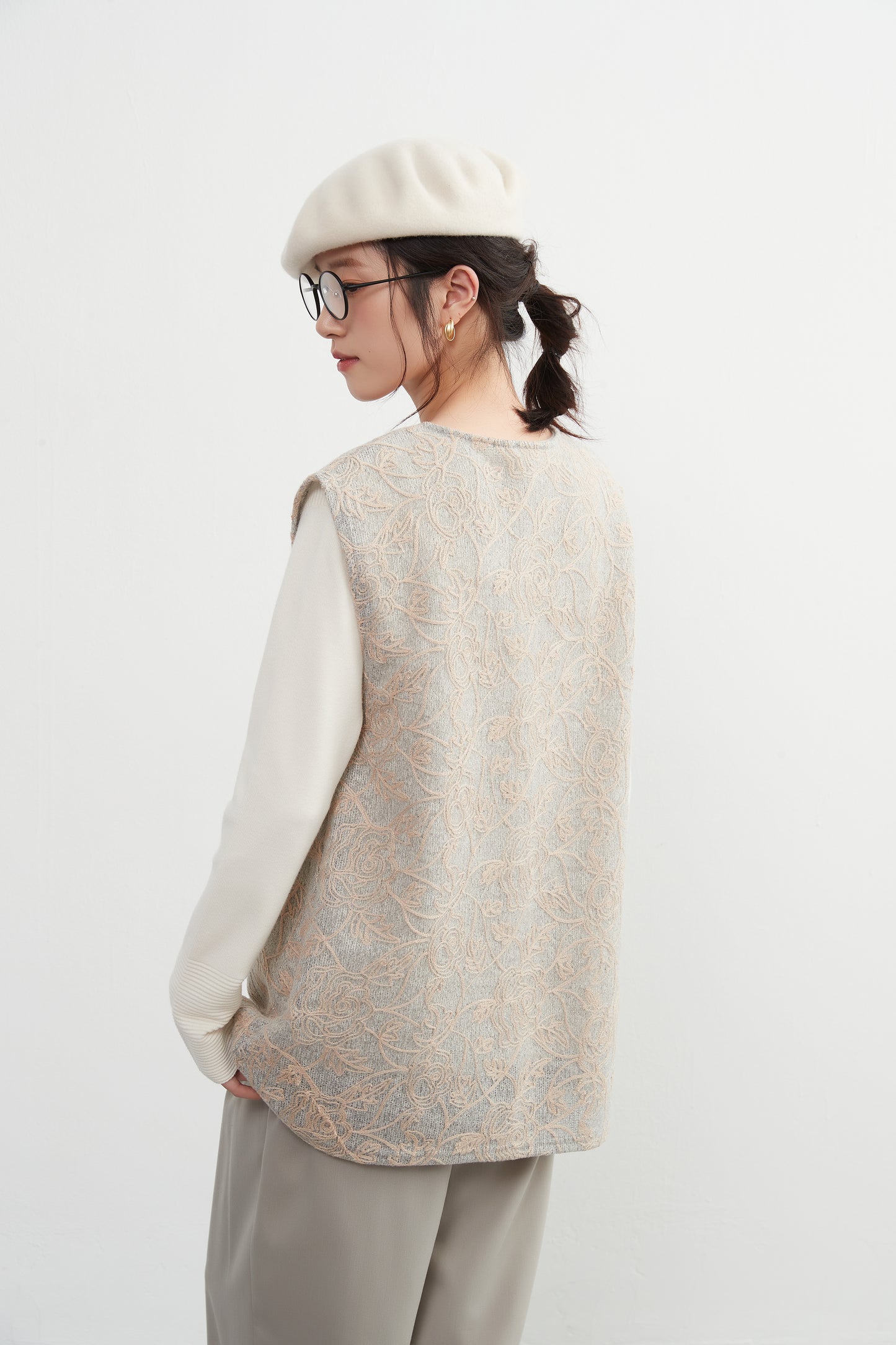 KNXT519・バラ柄チェーンステッチ総刺繍ニットソーキーネックチュニックベスト