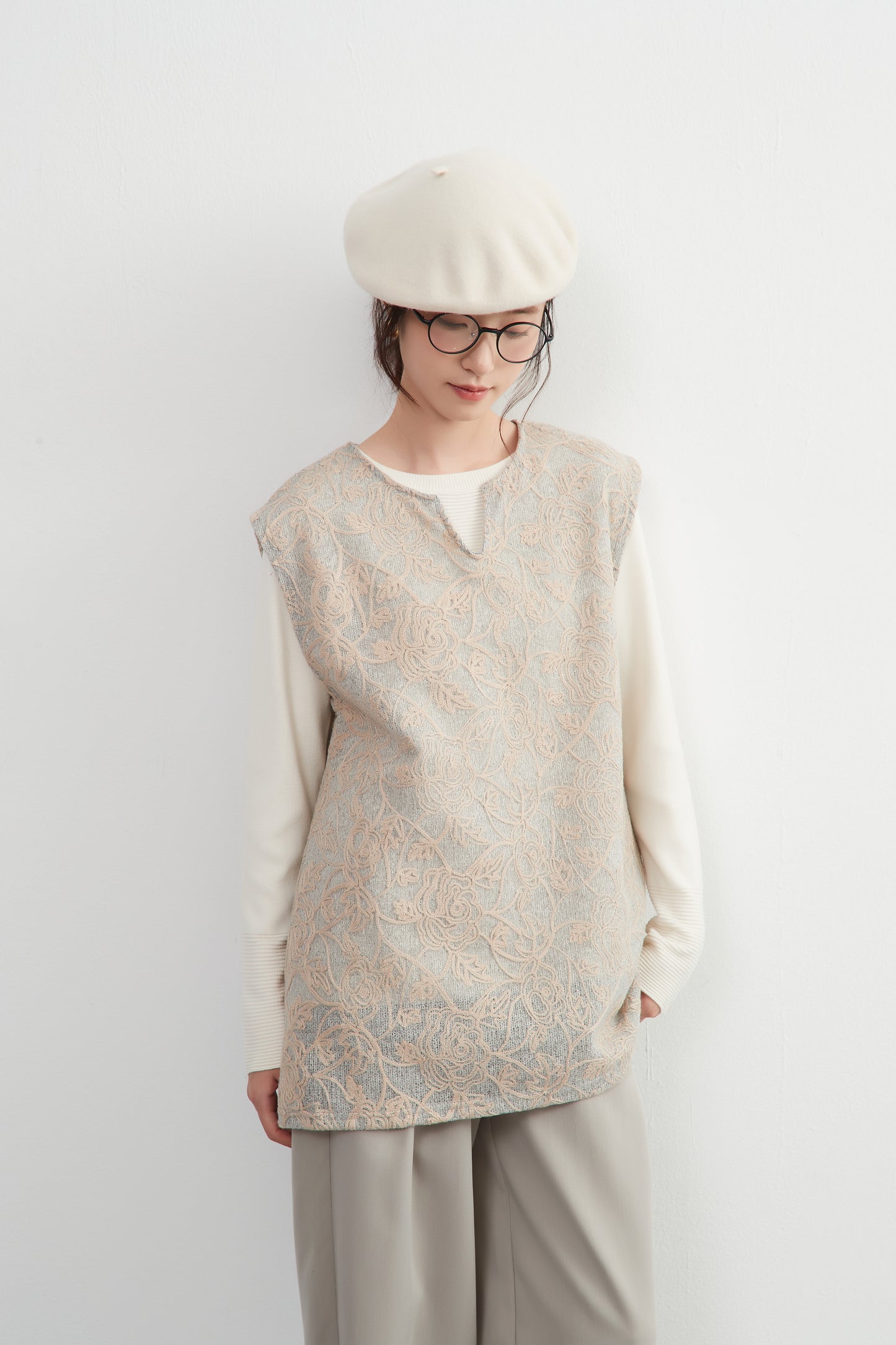KNXT519・バラ柄チェーンステッチ総刺繍ニットソーキーネックチュニックベスト