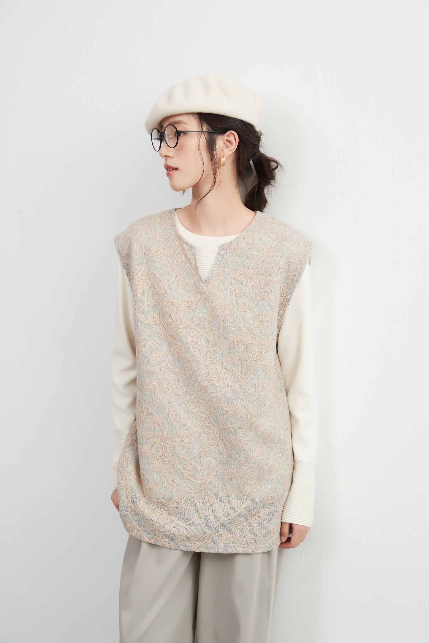 KNXT519・バラ柄チェーンステッチ総刺繍ニットソーキーネックチュニックベスト