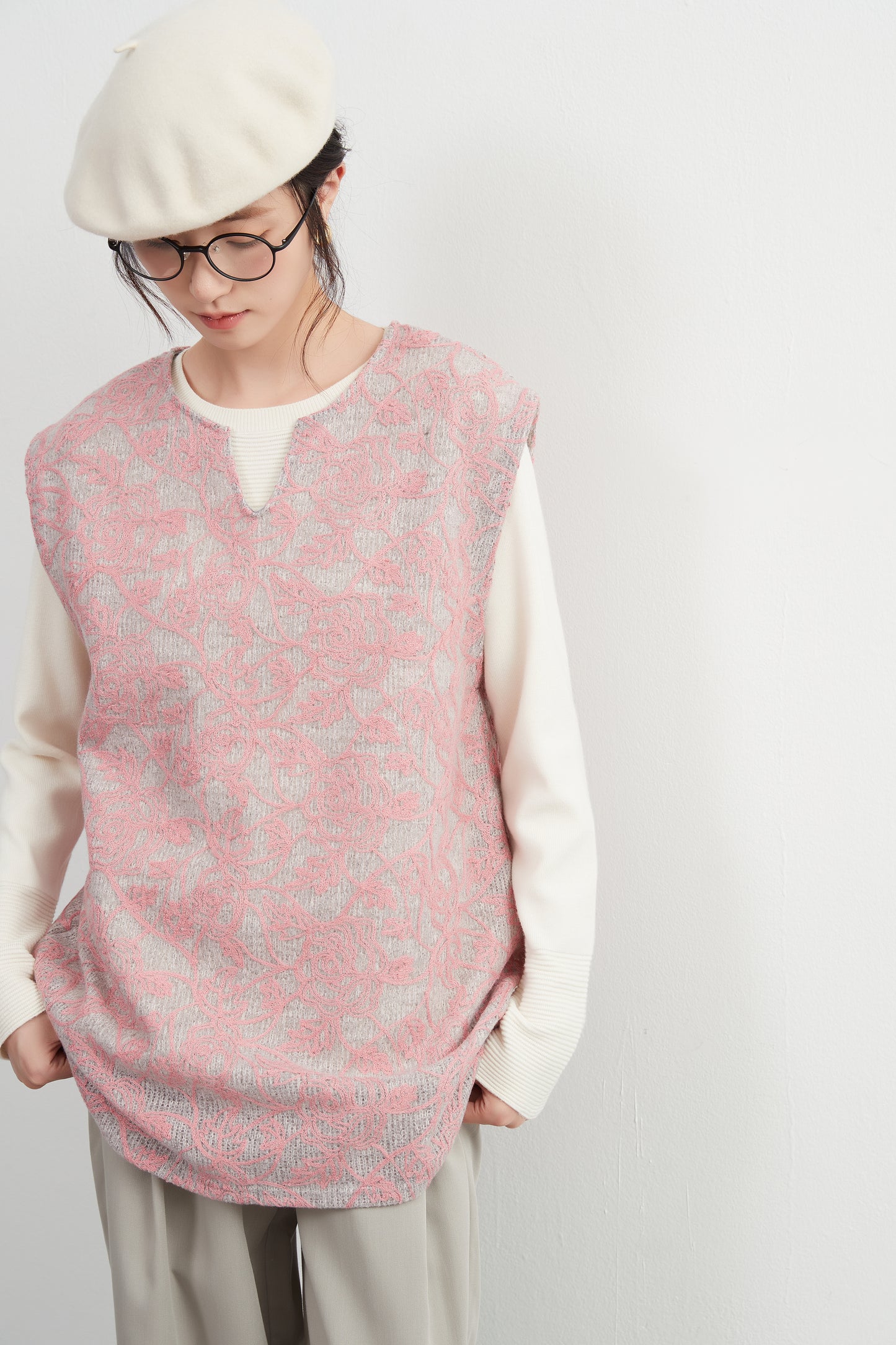 KNXT519・バラ柄チェーンステッチ総刺繍ニットソーキーネックチュニックベスト