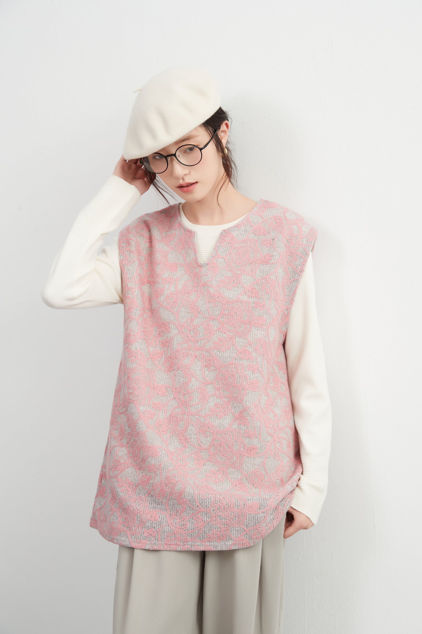 KNXT519・バラ柄チェーンステッチ総刺繍ニットソーキーネックチュニックベスト