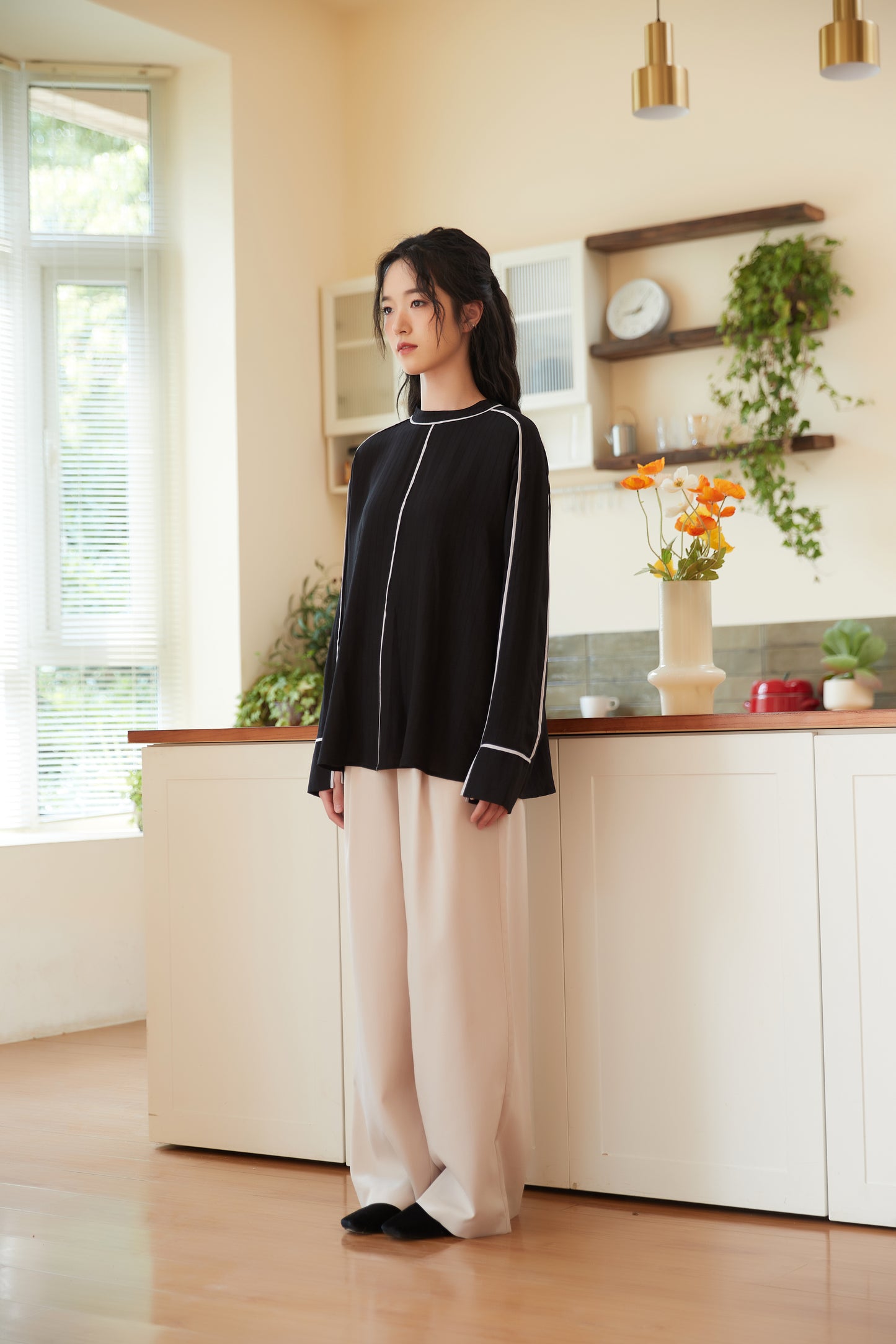 KNST340-BLACK パイピングシャドーストライプ長袖ブラウス