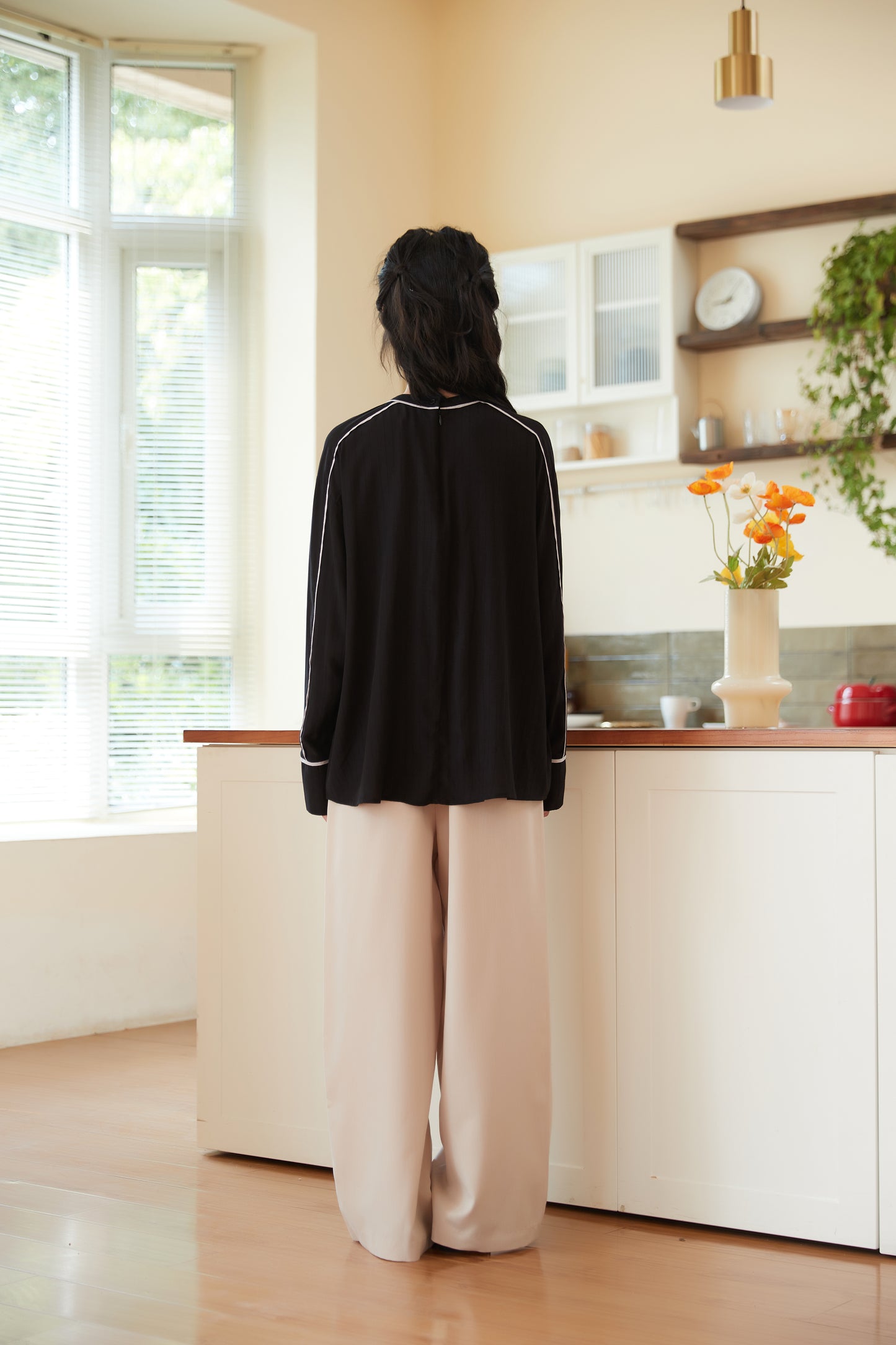 KNST340-BLACK パイピングシャドーストライプ長袖ブラウス