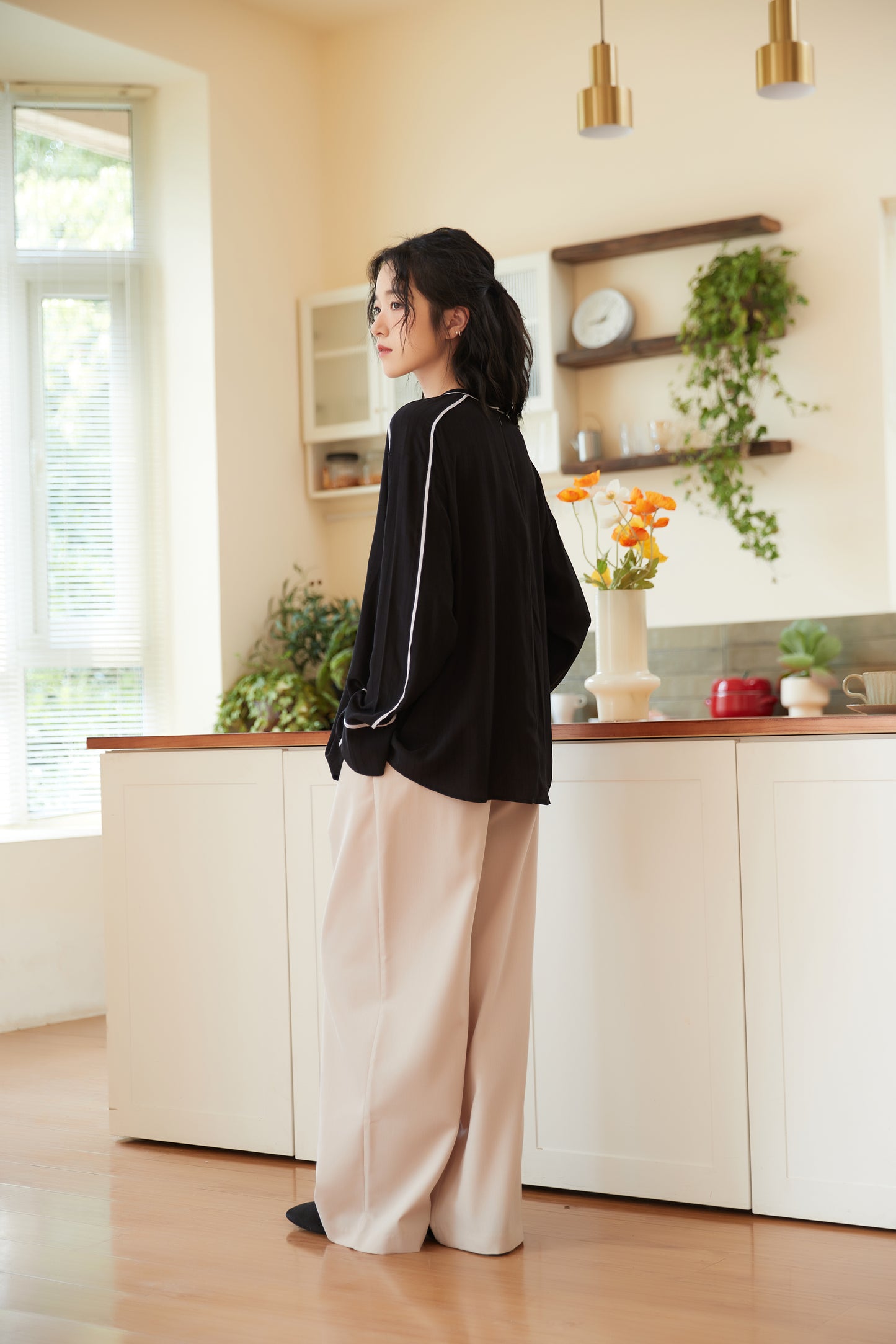 KNST340-BLACK パイピングシャドーストライプ長袖ブラウス