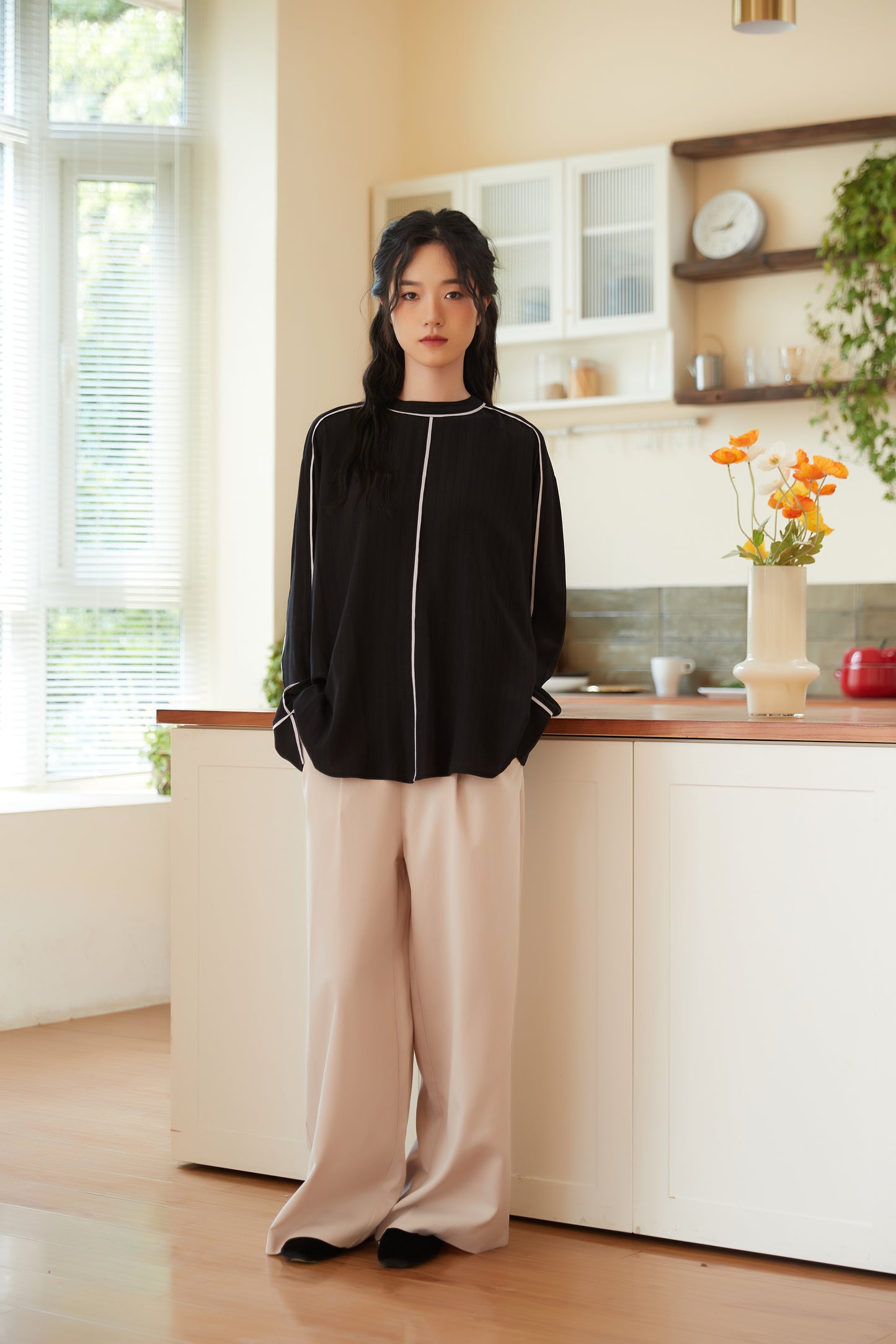 KNST340-BLACK パイピングシャドーストライプ長袖ブラウス