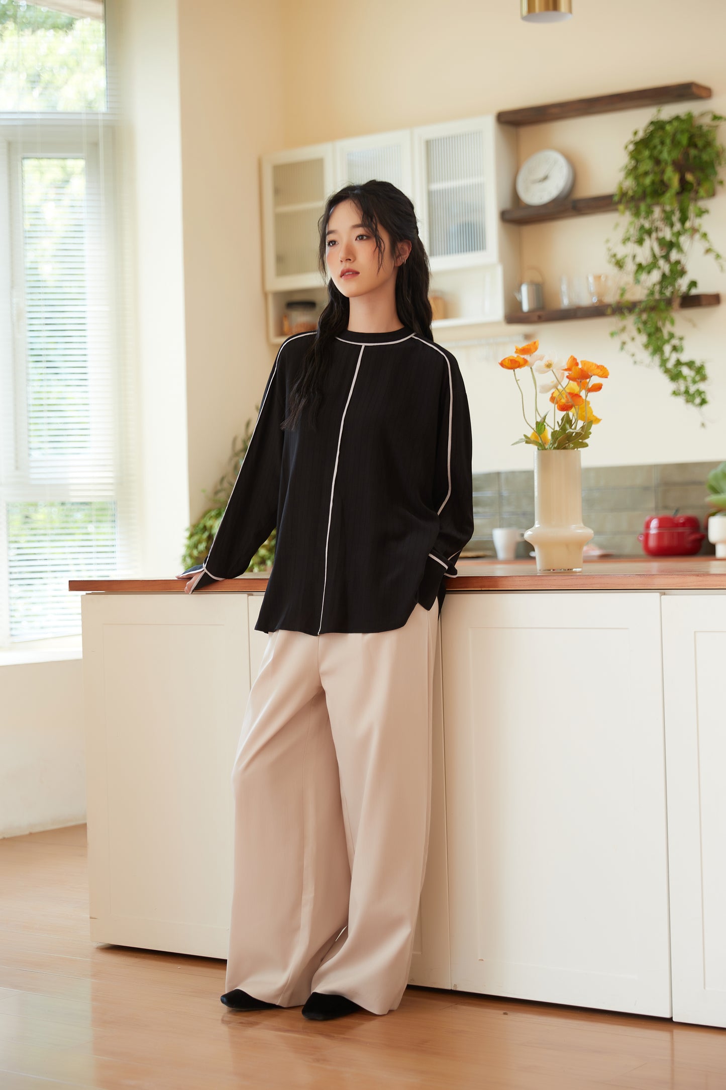 KNST340-BLACK パイピングシャドーストライプ長袖ブラウス