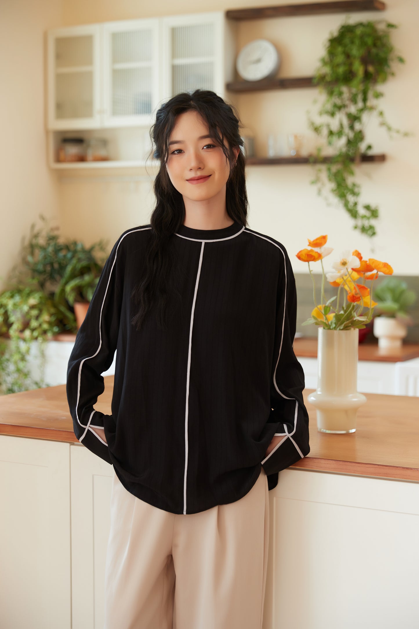 KNST340-BLACK パイピングシャドーストライプ長袖ブラウス
