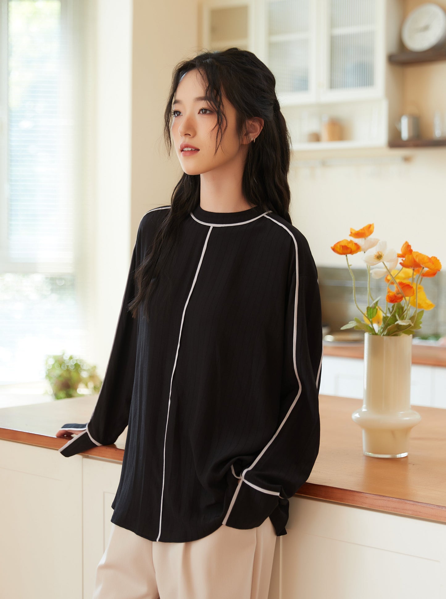 KNST340-BLACK パイピングシャドーストライプ長袖ブラウス