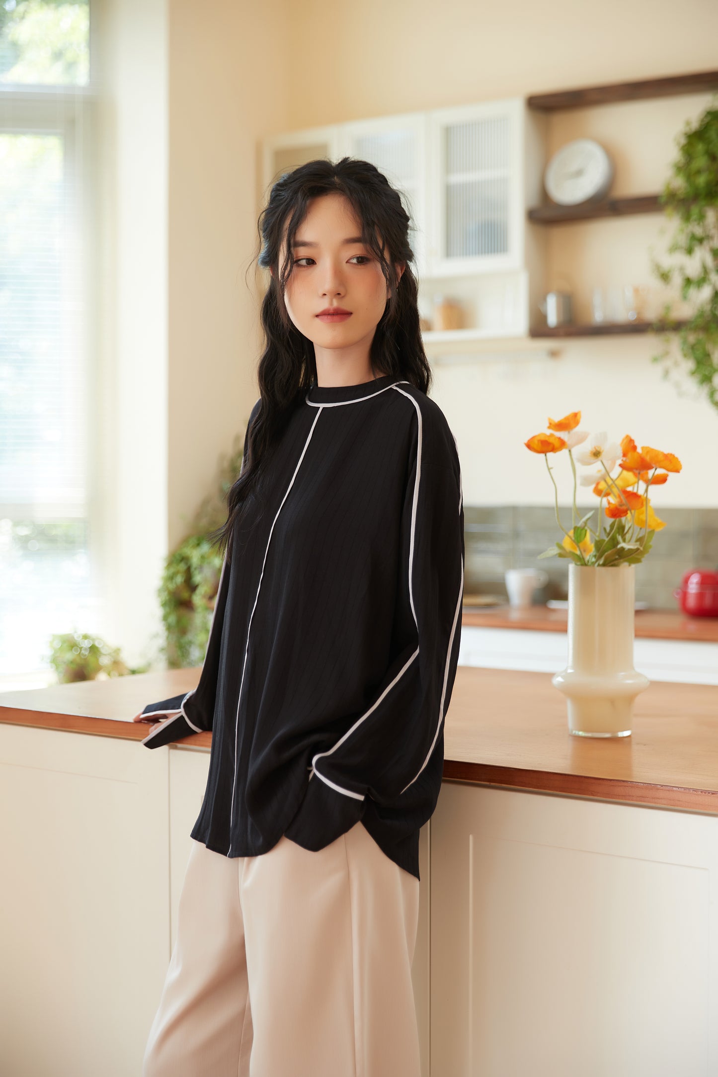 KNST340-BLACK パイピングシャドーストライプ長袖ブラウス