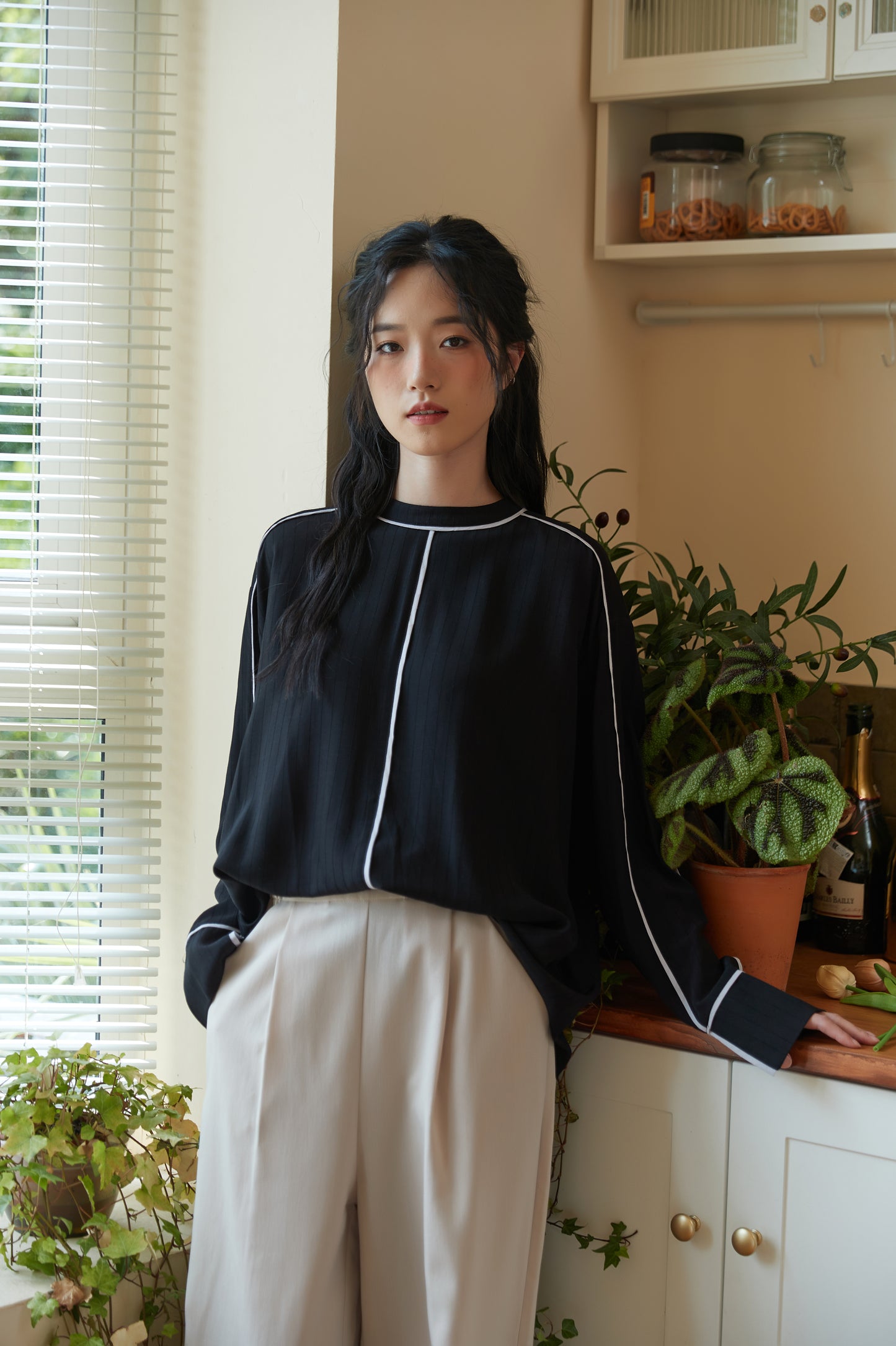 KNST340-BLACK パイピングシャドーストライプ長袖ブラウス