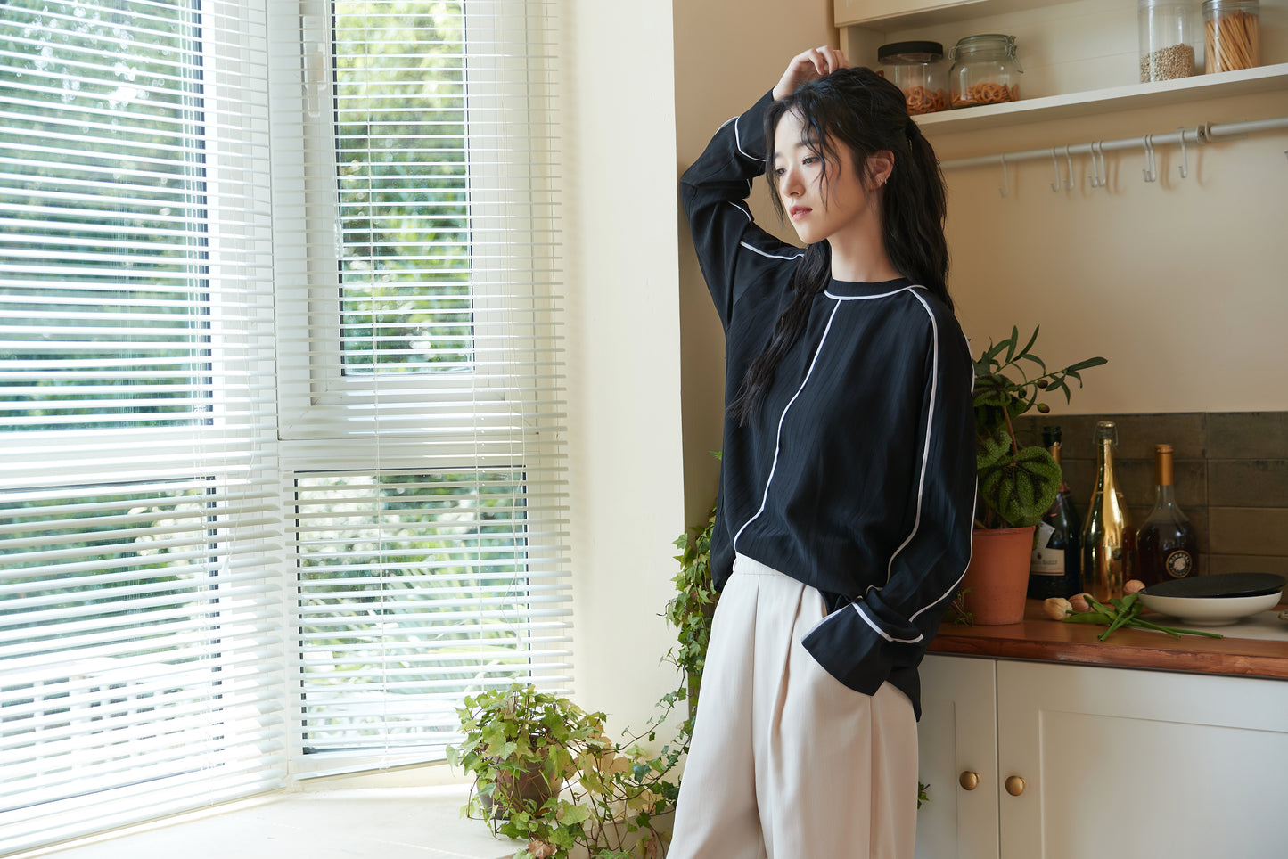 KNST340-BLACK パイピングシャドーストライプ長袖ブラウス