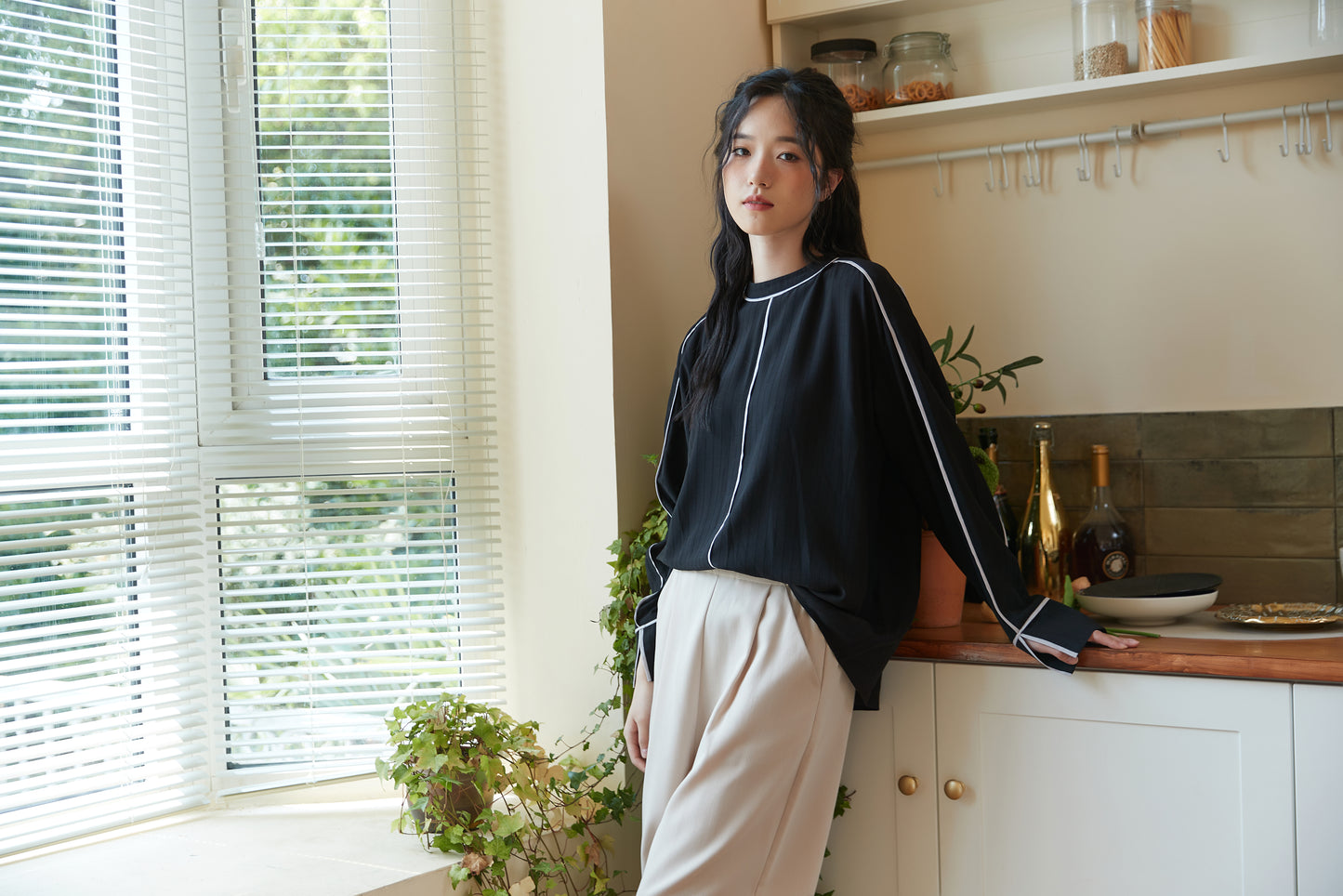 KNST340-BLACK パイピングシャドーストライプ長袖ブラウス