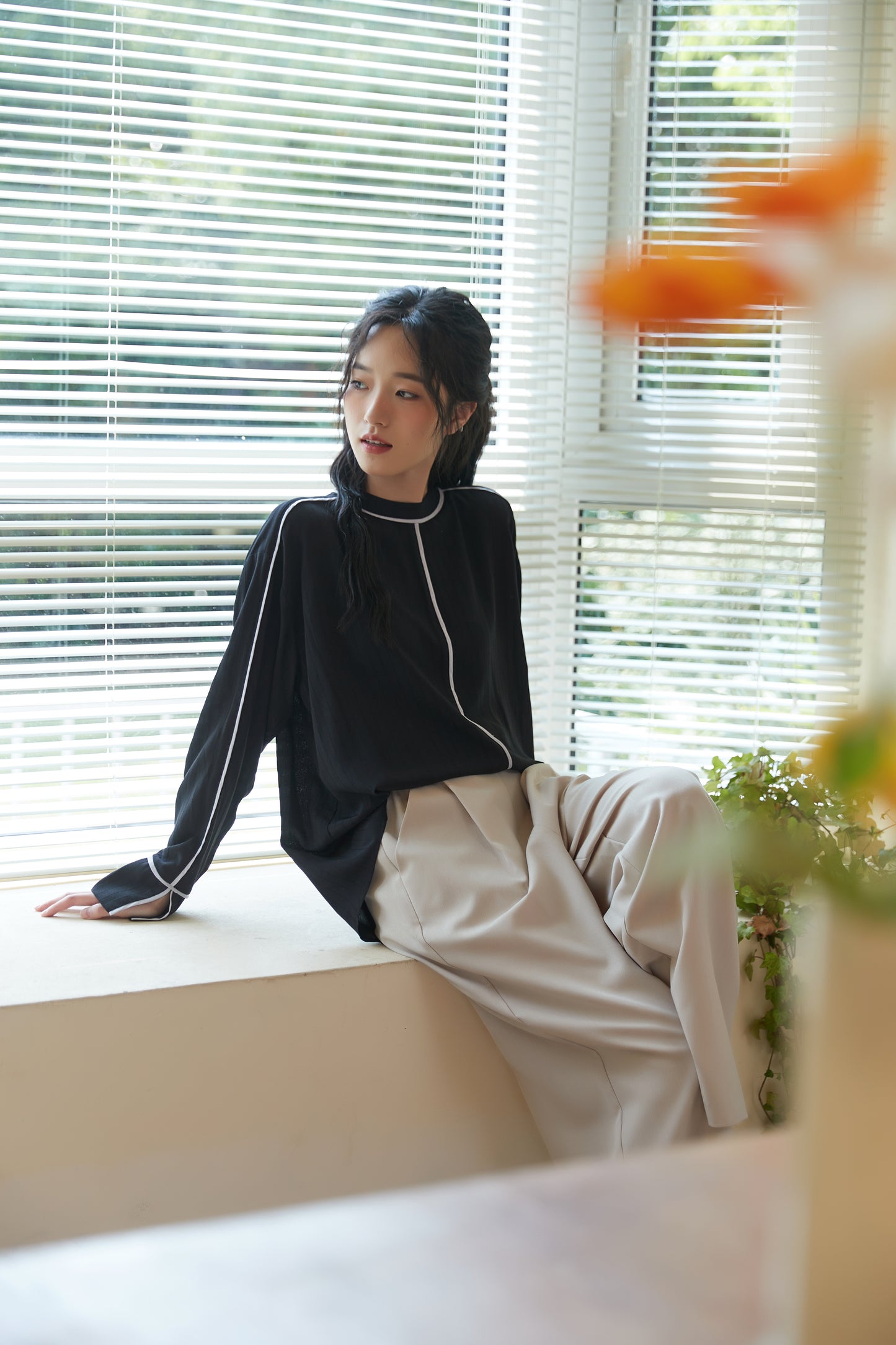 KNST340-BLACK パイピングシャドーストライプ長袖ブラウス