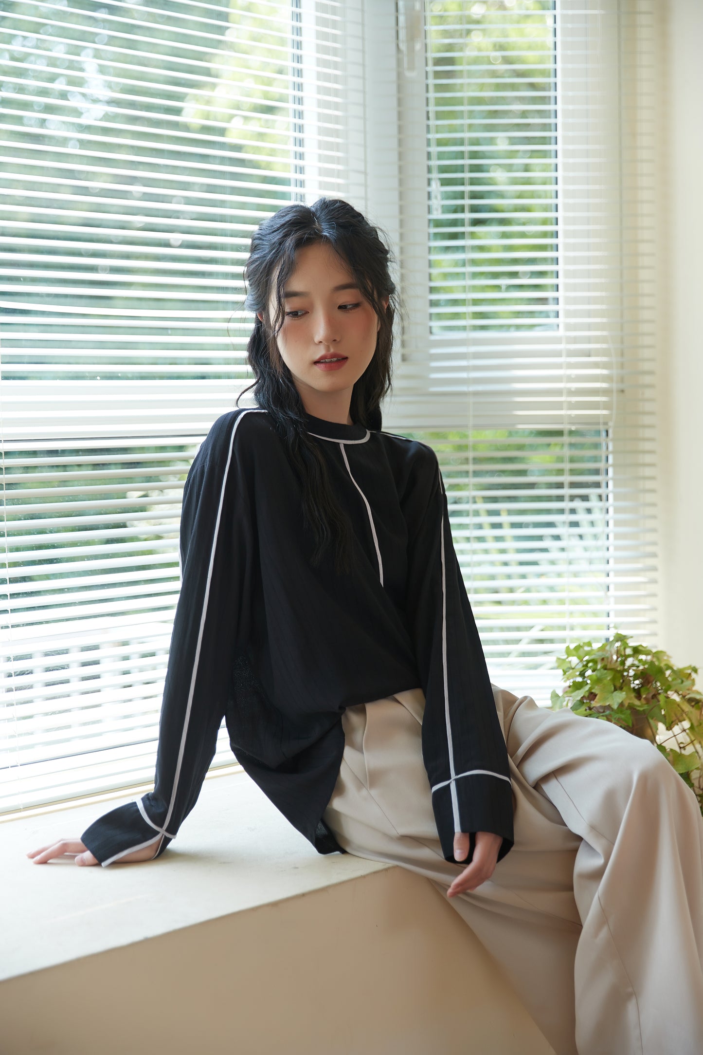KNST340-BLACK パイピングシャドーストライプ長袖ブラウス