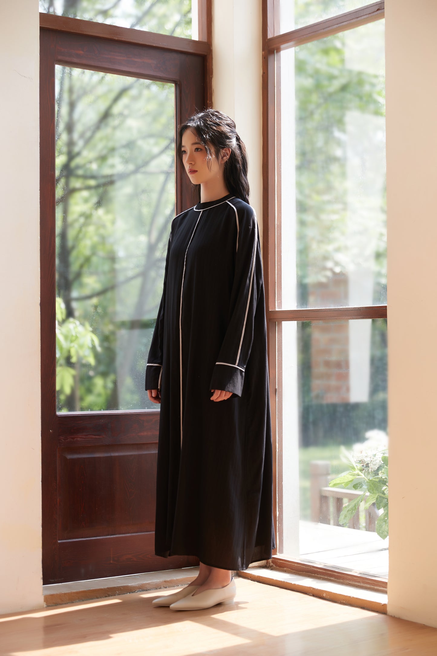 KNSO341-BLACK パイピングシャドーストライプ長袖Aラインワンピース