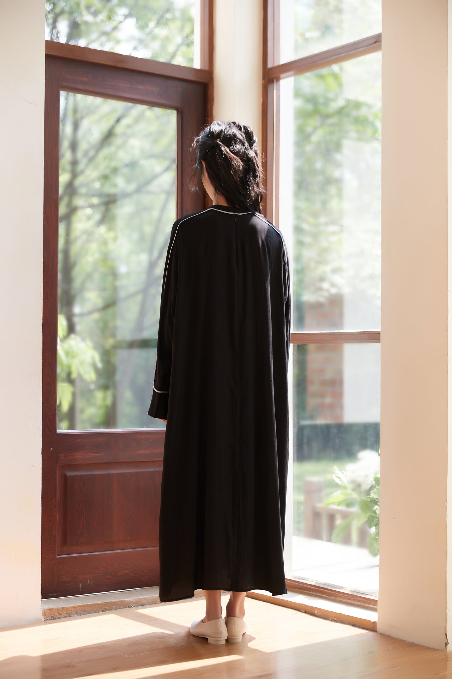 KNSO341-BLACK パイピングシャドーストライプ長袖Aラインワンピース