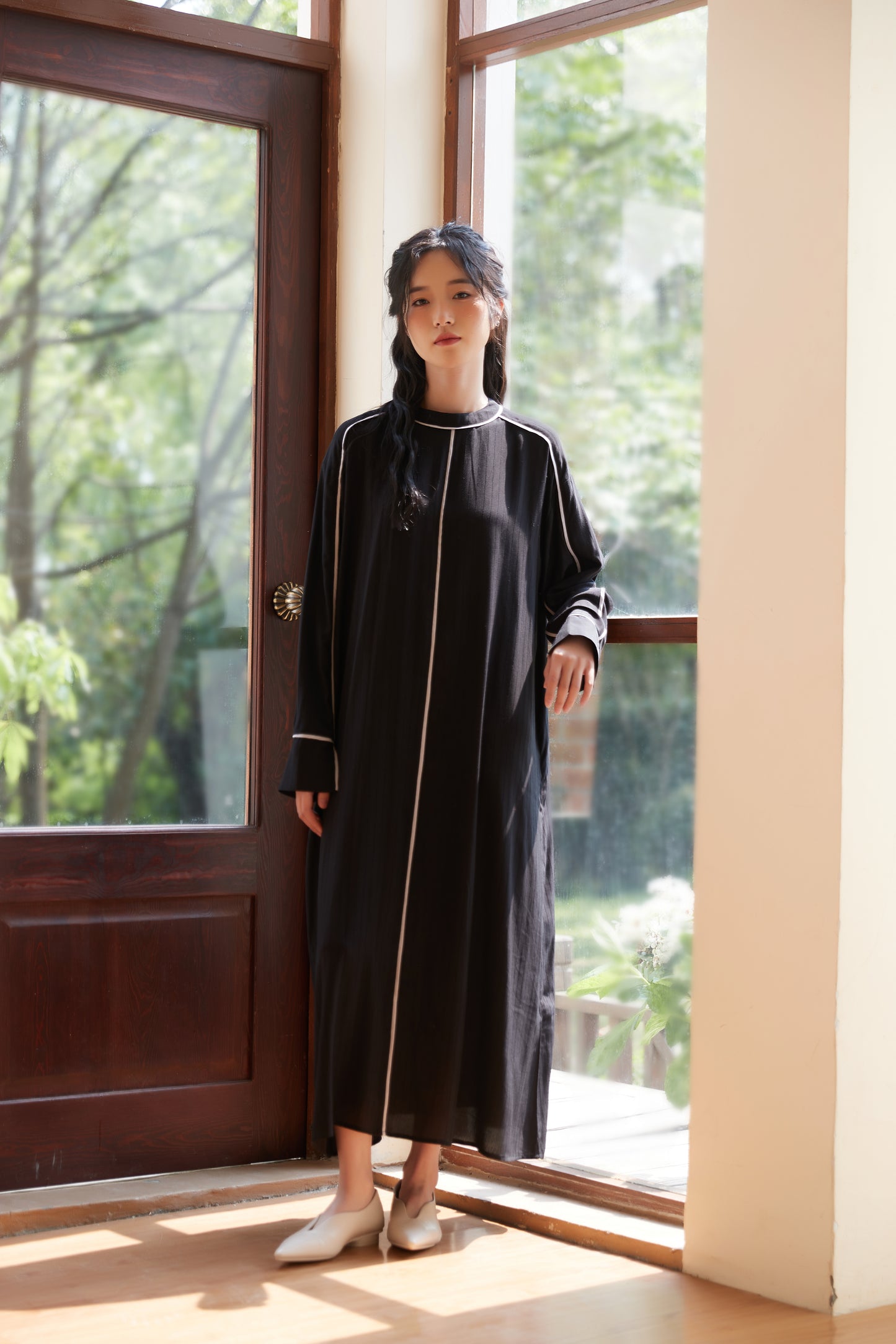 KNSO341-BLACK パイピングシャドーストライプ長袖Aラインワンピース