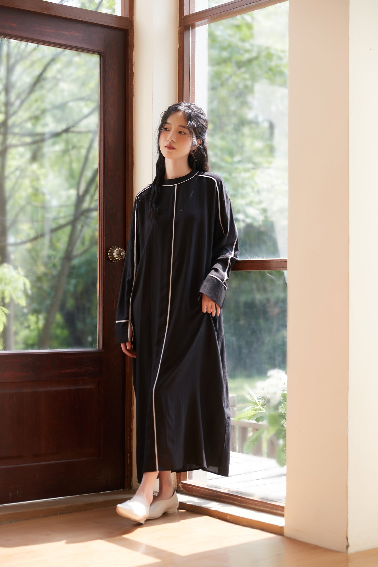 KNSO341-BLACK パイピングシャドーストライプ長袖Aラインワンピース