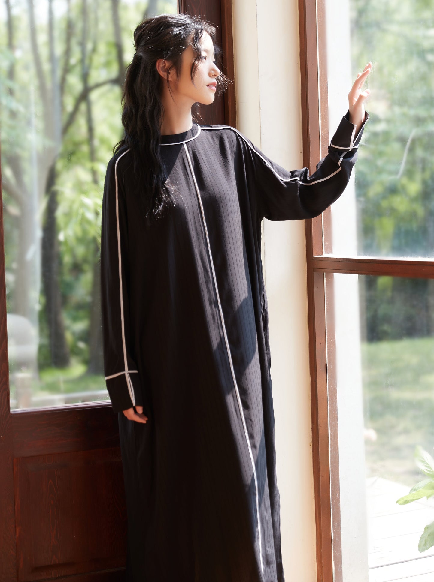 KNSO341-BLACK パイピングシャドーストライプ長袖Aラインワンピース