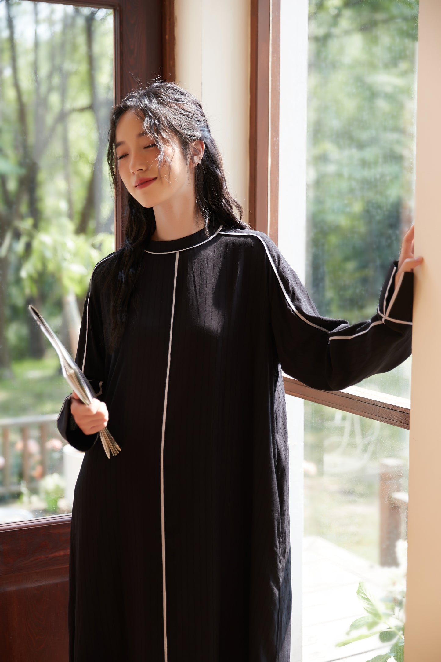 KNSO341-BLACK パイピングシャドーストライプ長袖Aラインワンピース