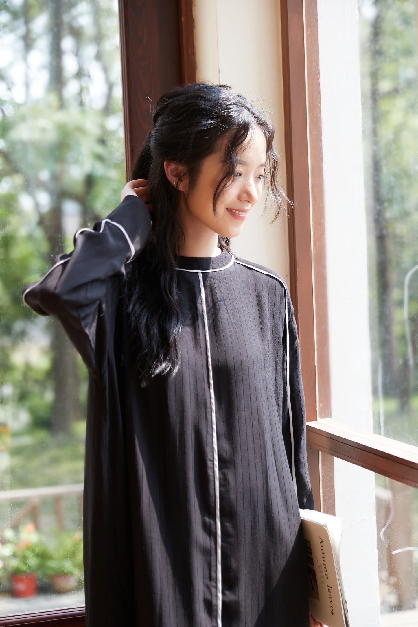 KNSO341-BLACK パイピングシャドーストライプ長袖Aラインワンピース