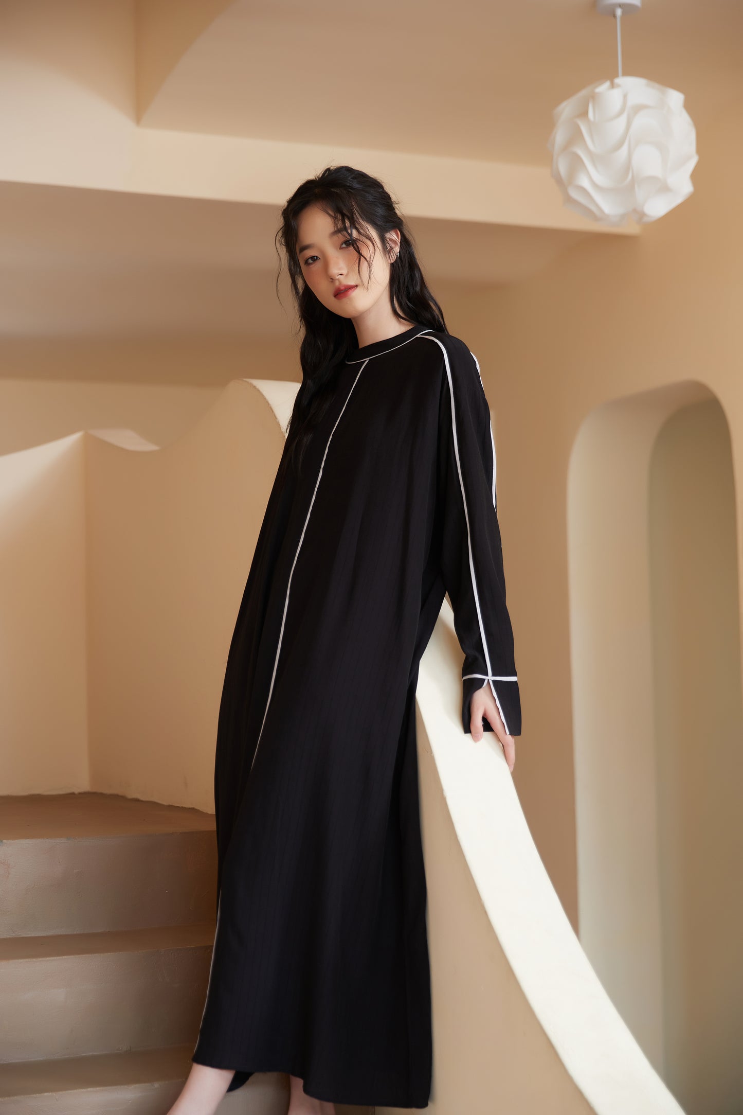 KNSO341-BLACK パイピングシャドーストライプ長袖Aラインワンピース