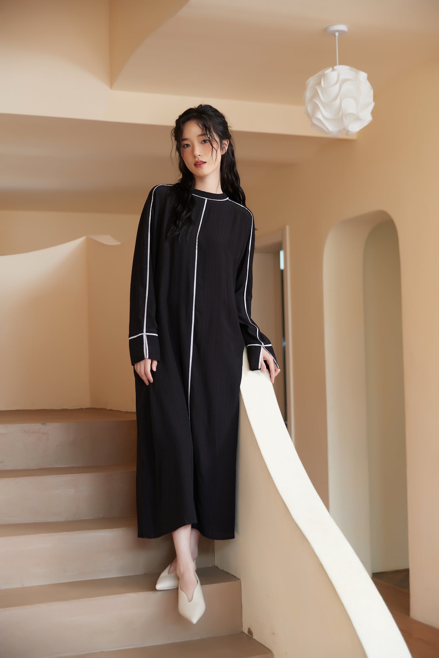 KNSO341-BLACK パイピングシャドーストライプ長袖Aラインワンピース