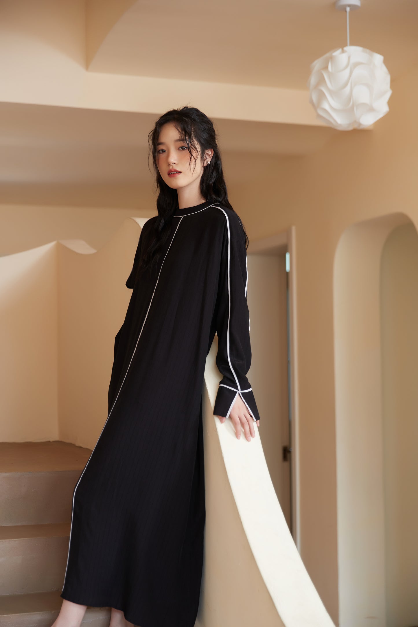 KNSO341-BLACK パイピングシャドーストライプ長袖Aラインワンピース