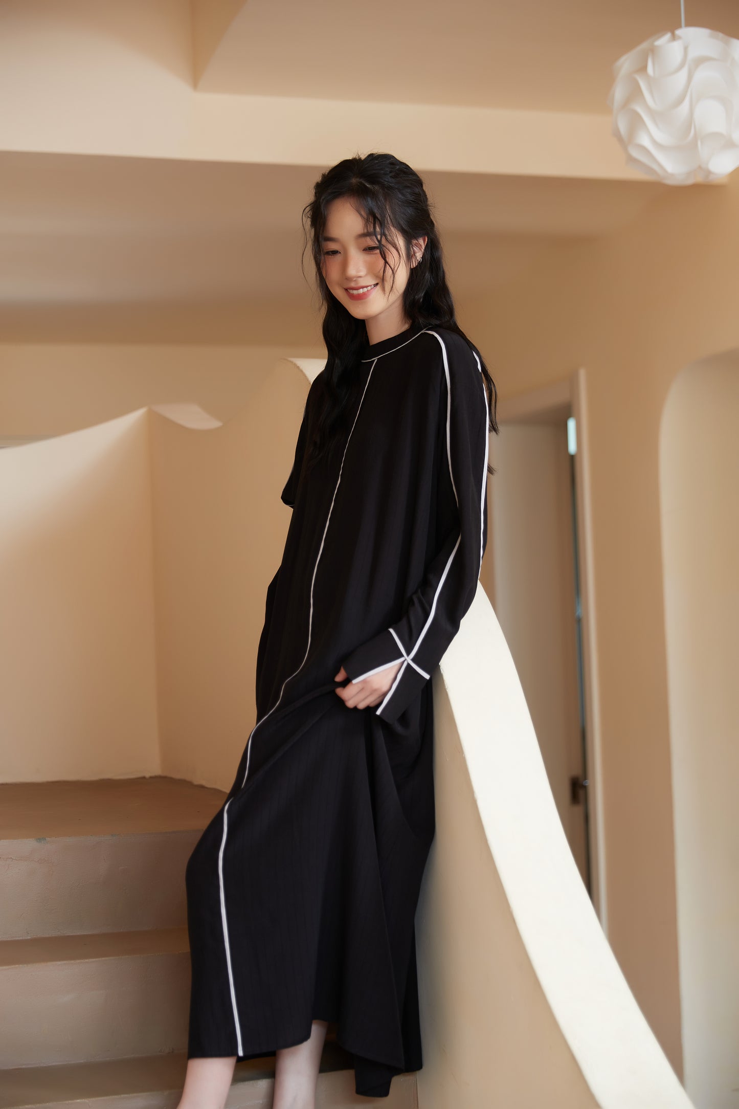 KNSO341-BLACK パイピングシャドーストライプ長袖Aラインワンピース