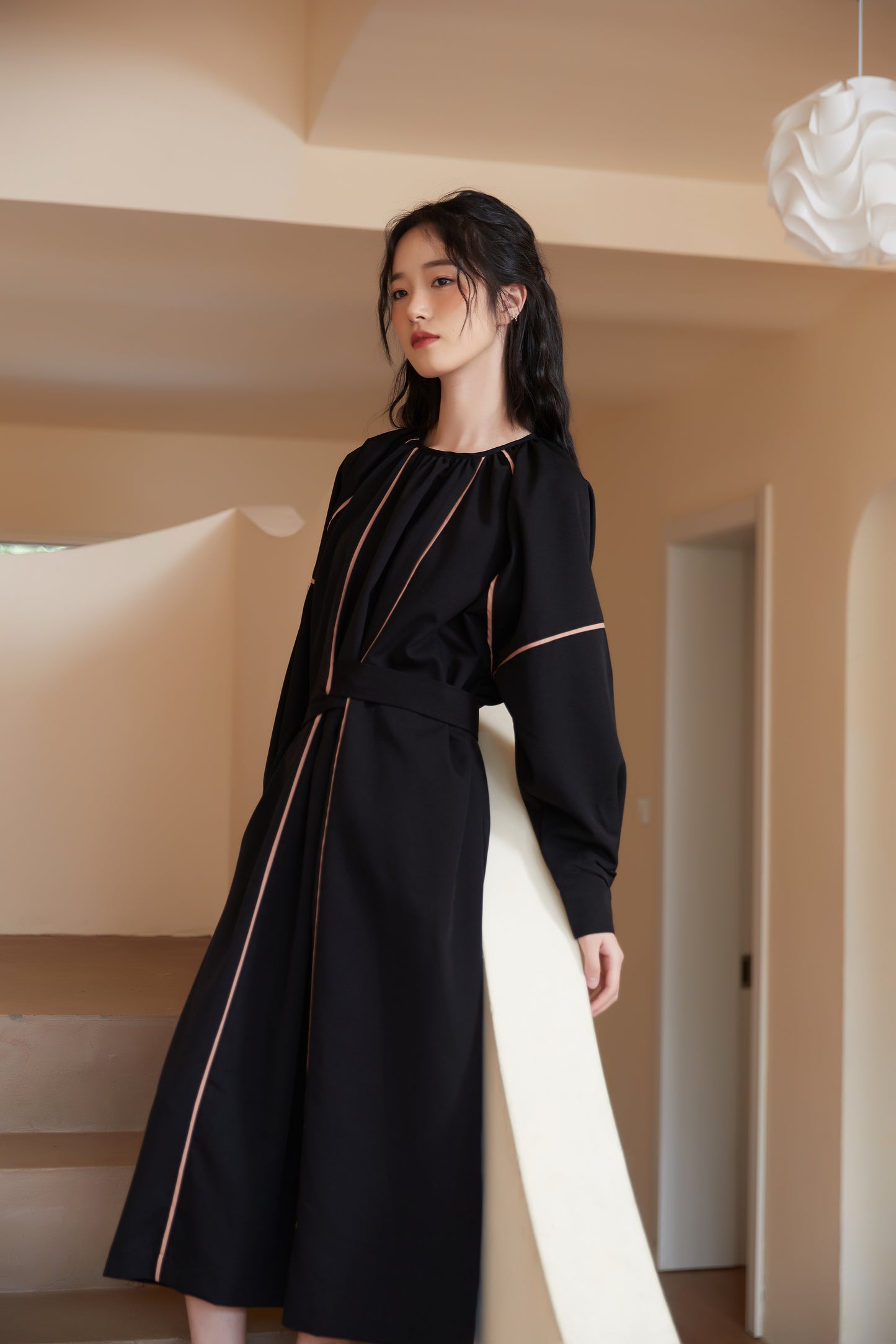 KNSO339-BLACK パイピングディテールベルト付き長袖ギャザーワンピース