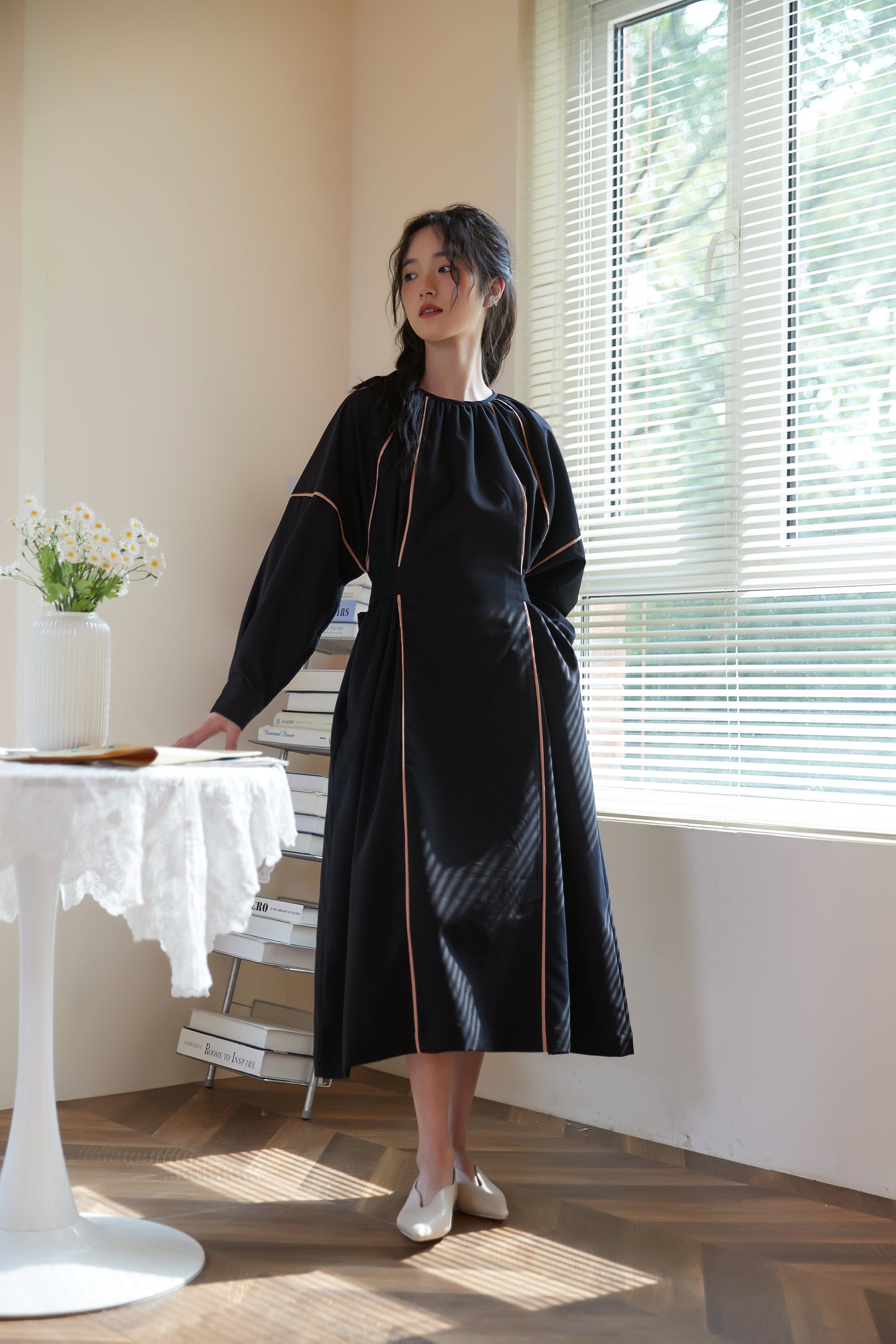 KNSO339-BLACK パイピングディテールベルト付き長袖ギャザーワンピース