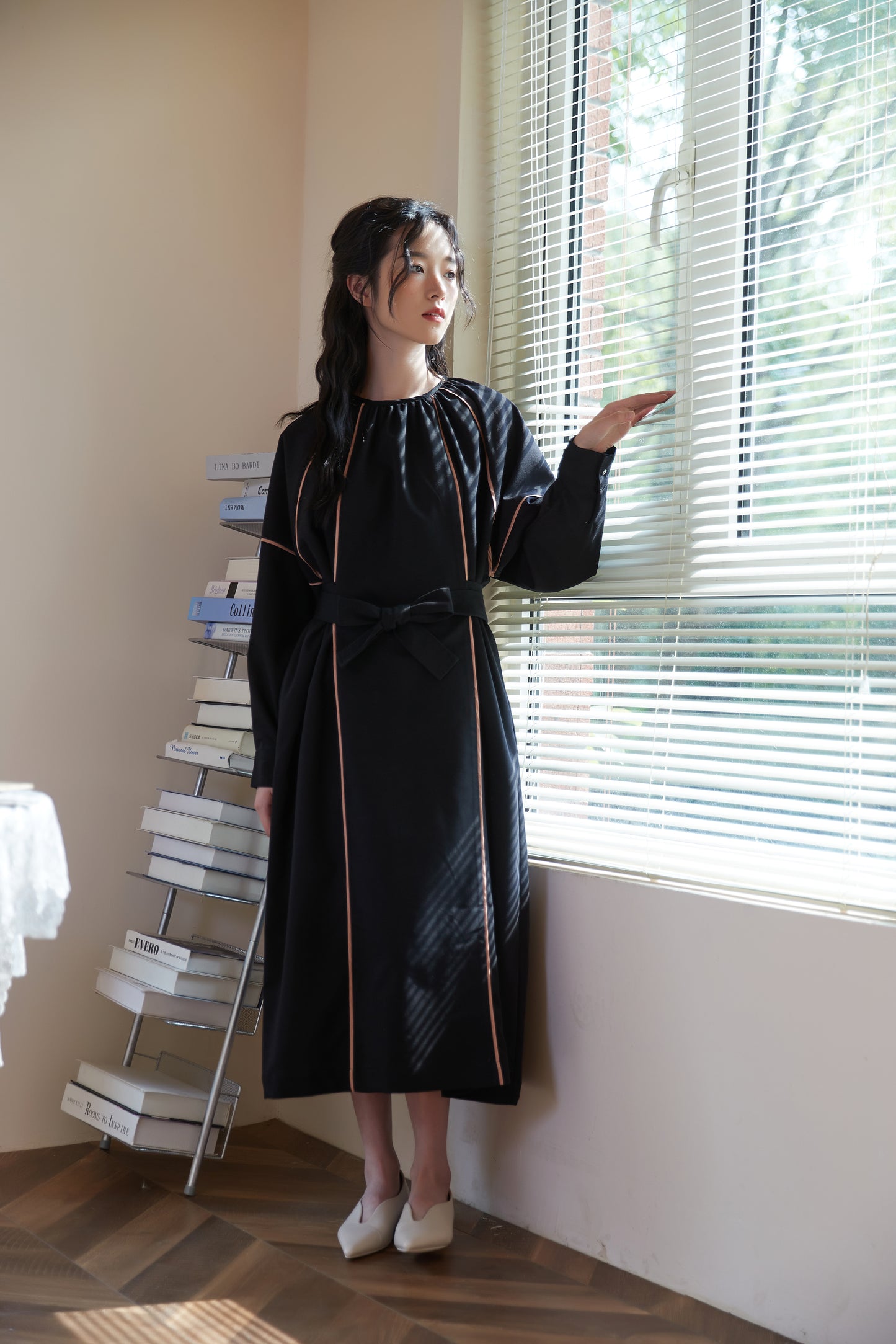 KNSO339-BLACK パイピングディテールベルト付き長袖ギャザーワンピース